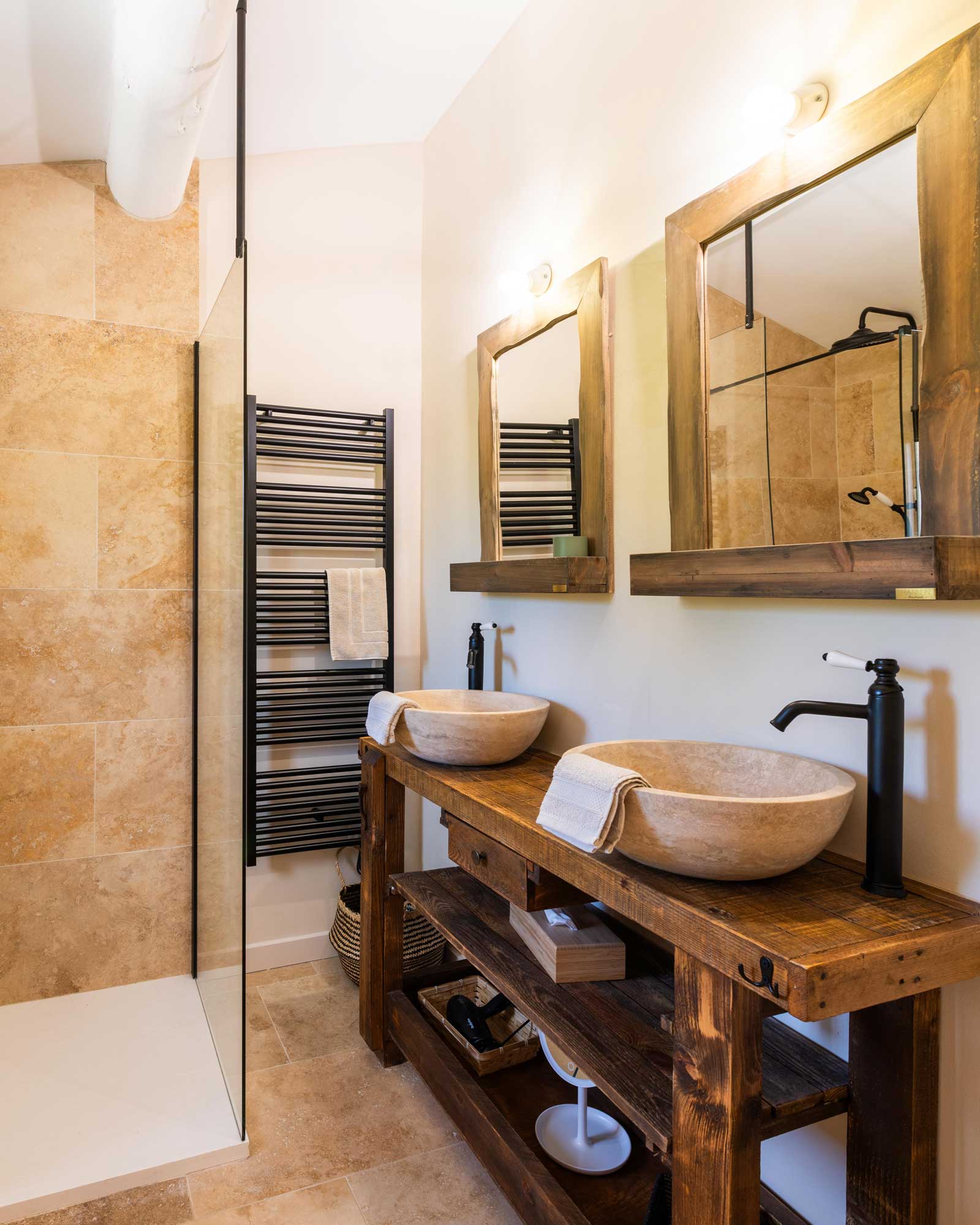 la-bastide-de-lorme_farmhouse_Louberon-Provence-France_interior-bathroom-design.jpg