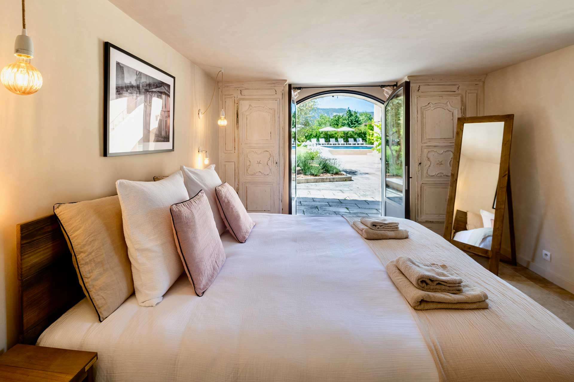 la-bastide-de-lorme_farmhouse_Louberon-Provence-France_interior-bed.jpg