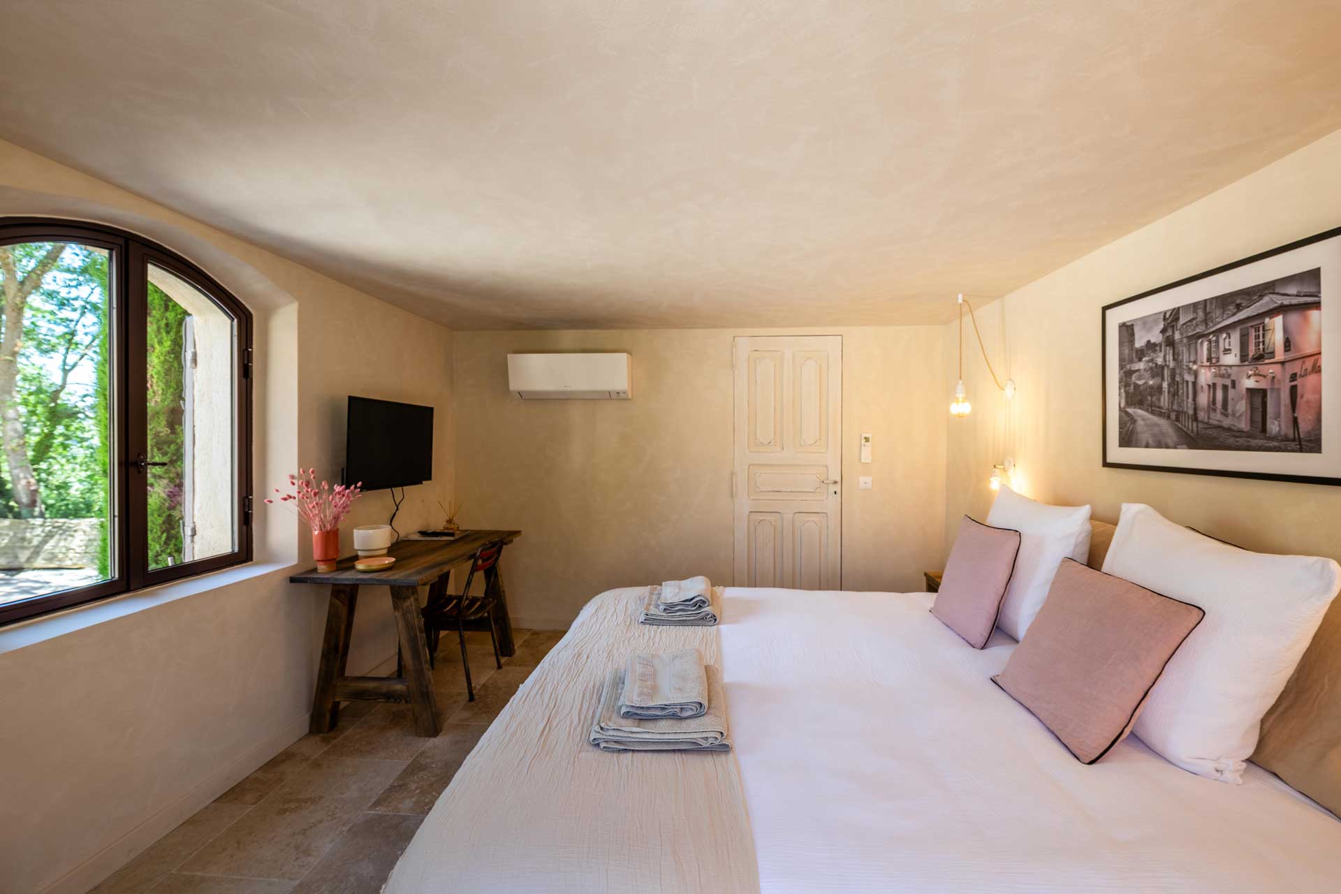la-bastide-de-lorme_farmhouse_Louberon-Provence-France_interior-bed-design.jpg