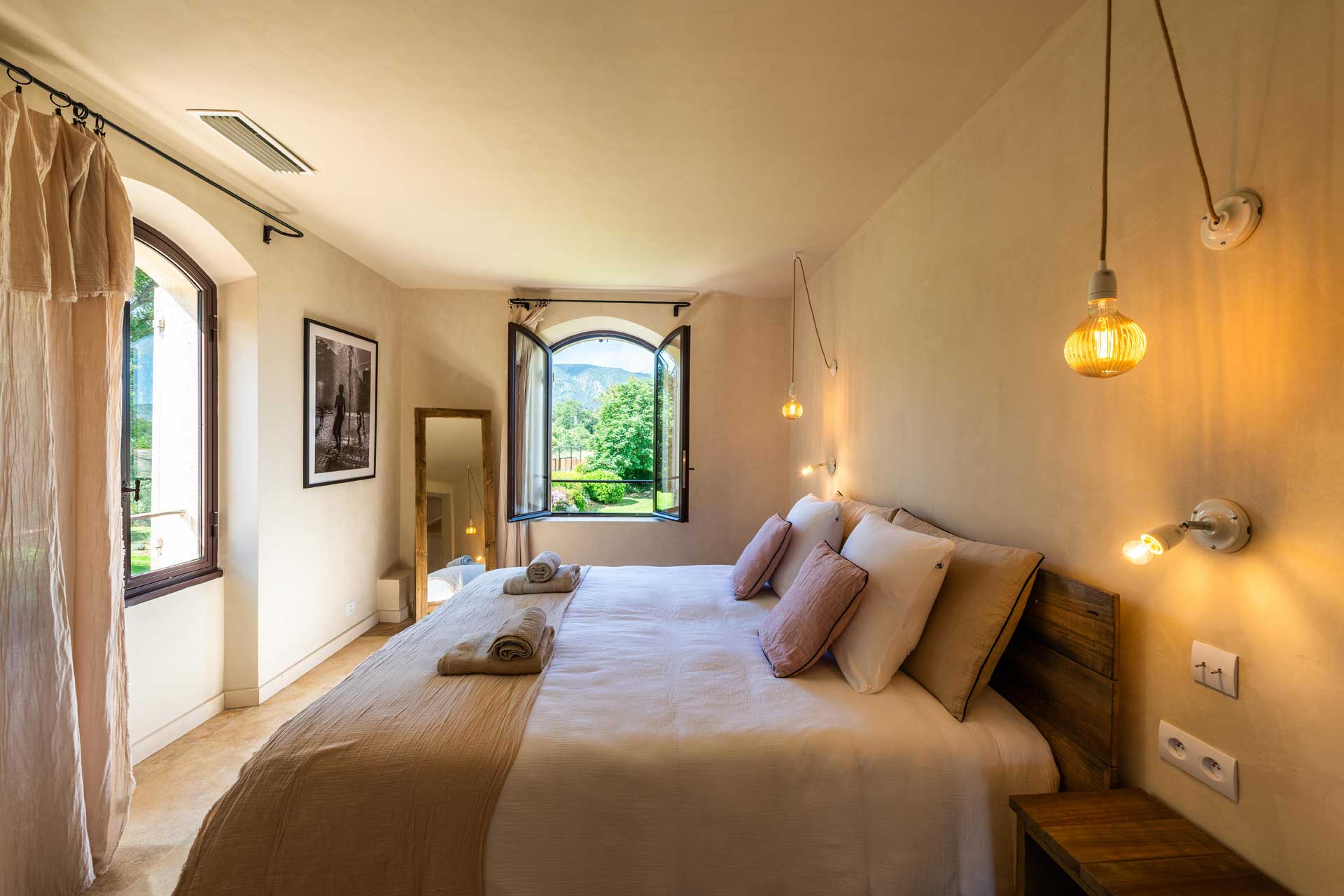 la-bastide-de-lorme_farmhouse_Louberon-Provence-France_interior-bed-room.jpg