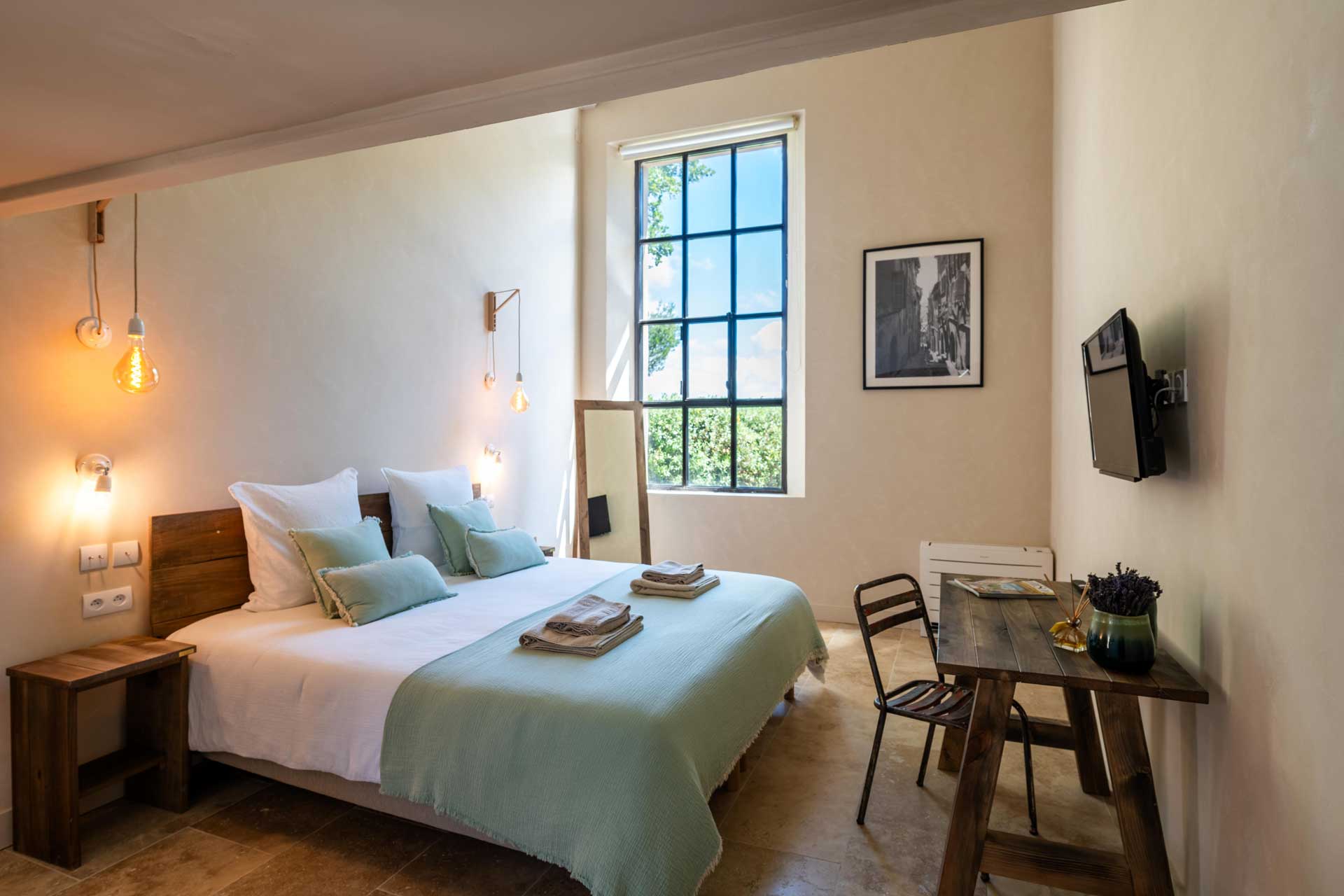 la-bastide-de-lorme_farmhouse_Louberon-Provence-France_interior-bed-room-design.jpg