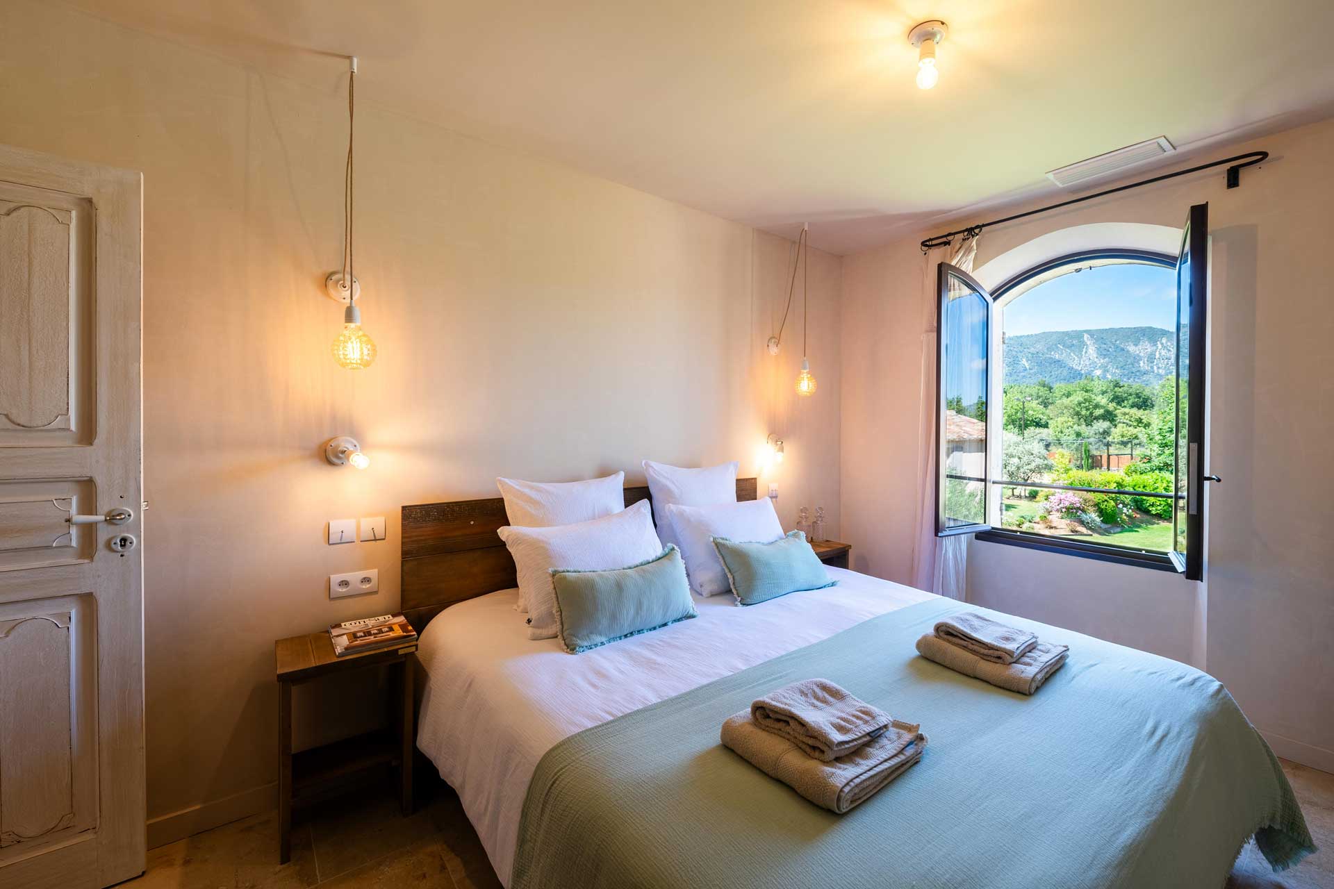 la-bastide-de-lorme_farmhouse_Louberon-Provence-France_interior-bed-room-space.jpg