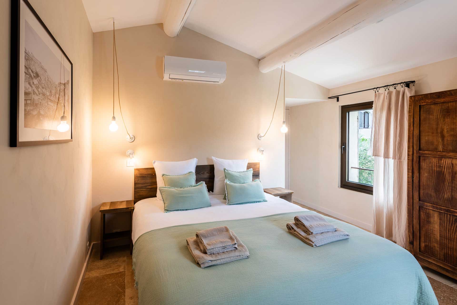 la-bastide-de-lorme_farmhouse_Louberon-Provence-France_interior-bedroom.jpg