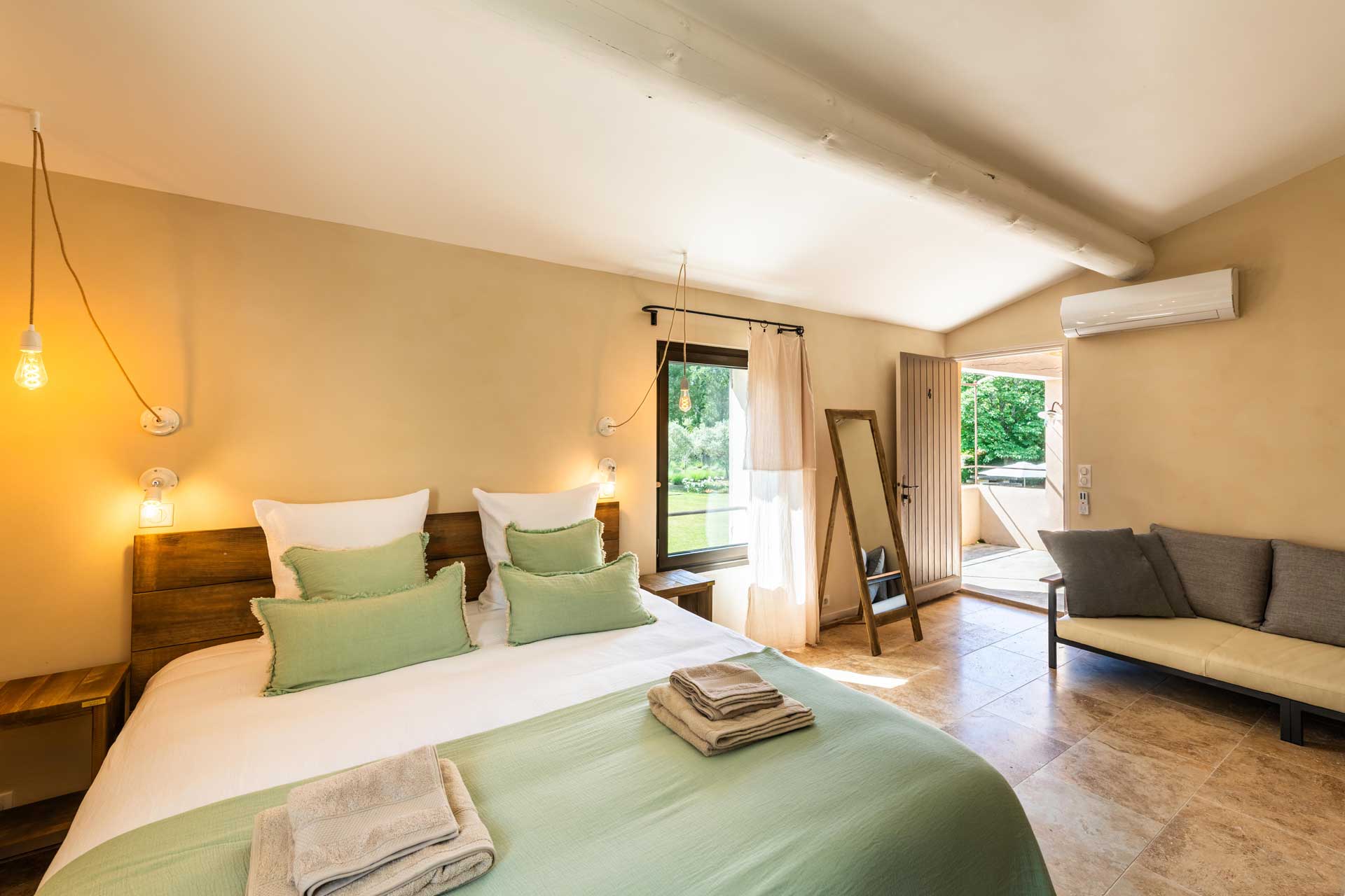 la-bastide-de-lorme_farmhouse_Louberon-Provence-France_interior-bedroom-design.jpg