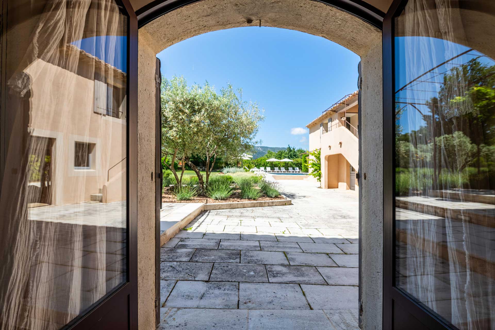 la-bastide-de-lorme_farmhouse_Louberon-Provence-France_interior-bedroom-view.jpg