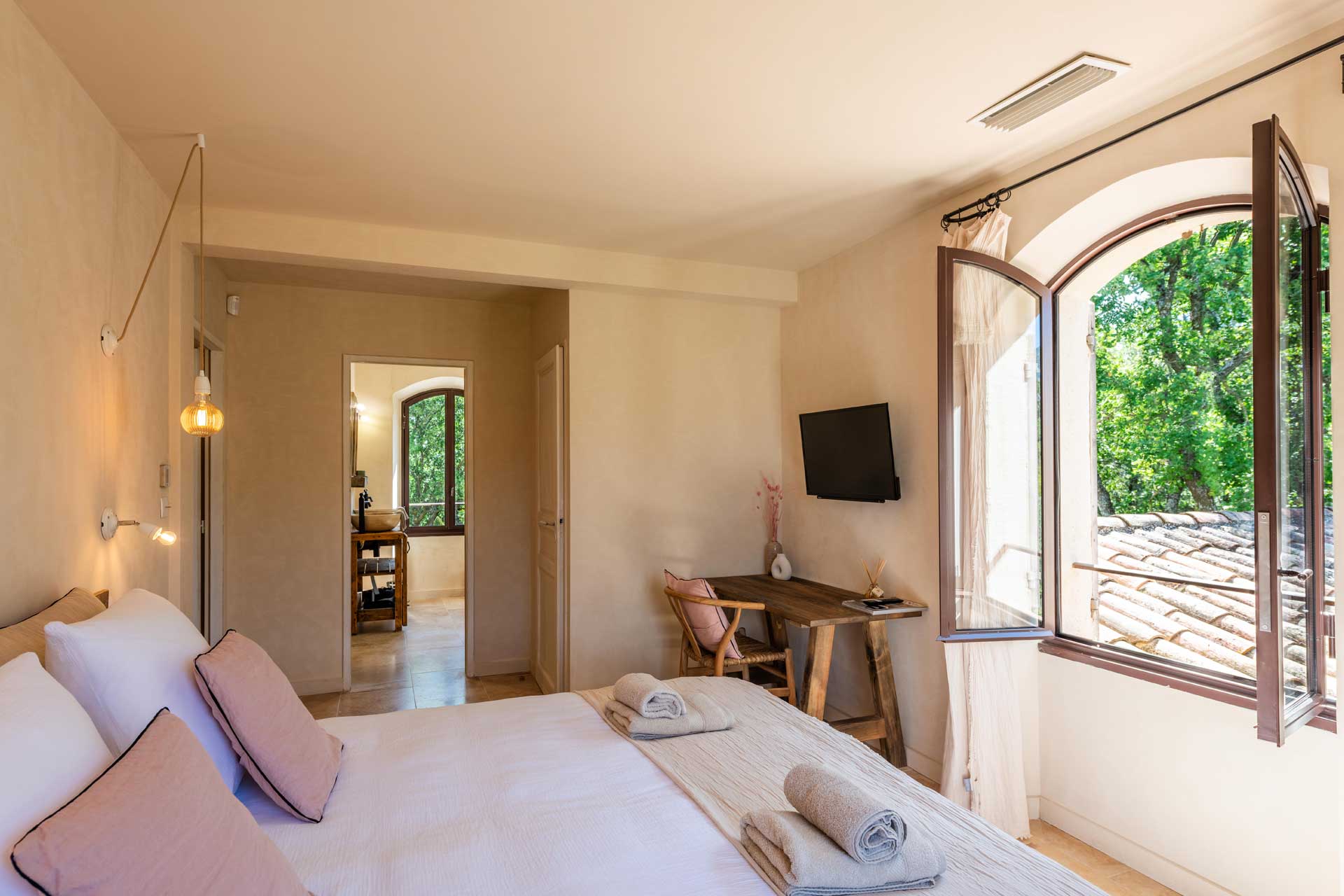 la-bastide-de-lorme_farmhouse_Louberon-Provence-France_interior-bedroom-window.jpg