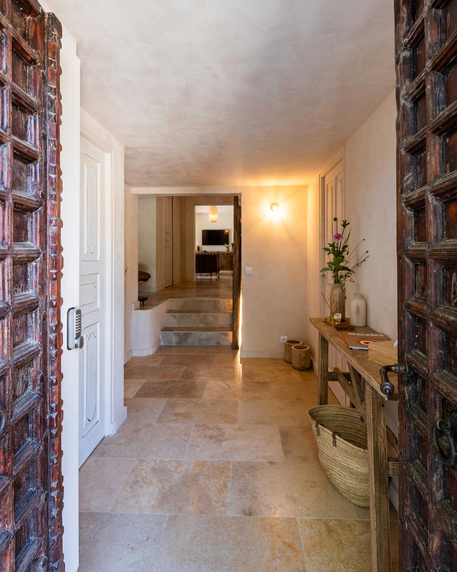 la-bastide-de-lorme_farmhouse_Louberon-Provence-France_interior-entrancee.jpg