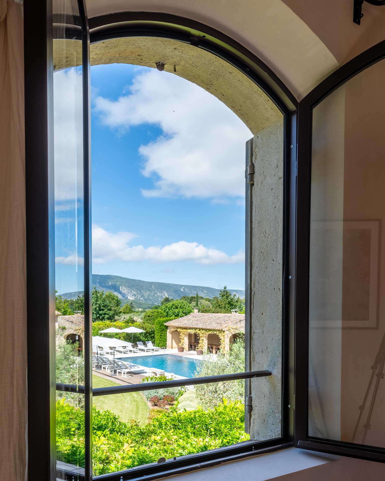 la-bastide-de-lorme_farmhouse_Louberon-Provence-France_interior-window.jpg