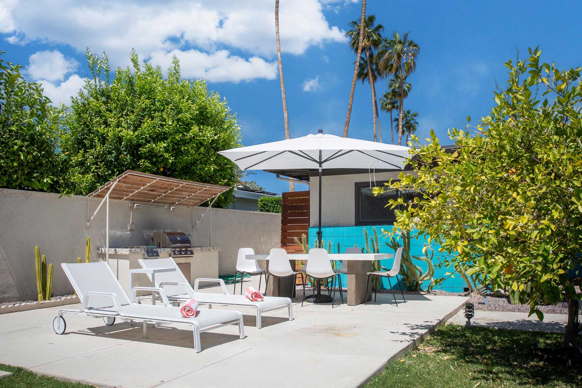 the-royal-singapore-palm-springs_house_california-usa_exterior-terrace.jpg