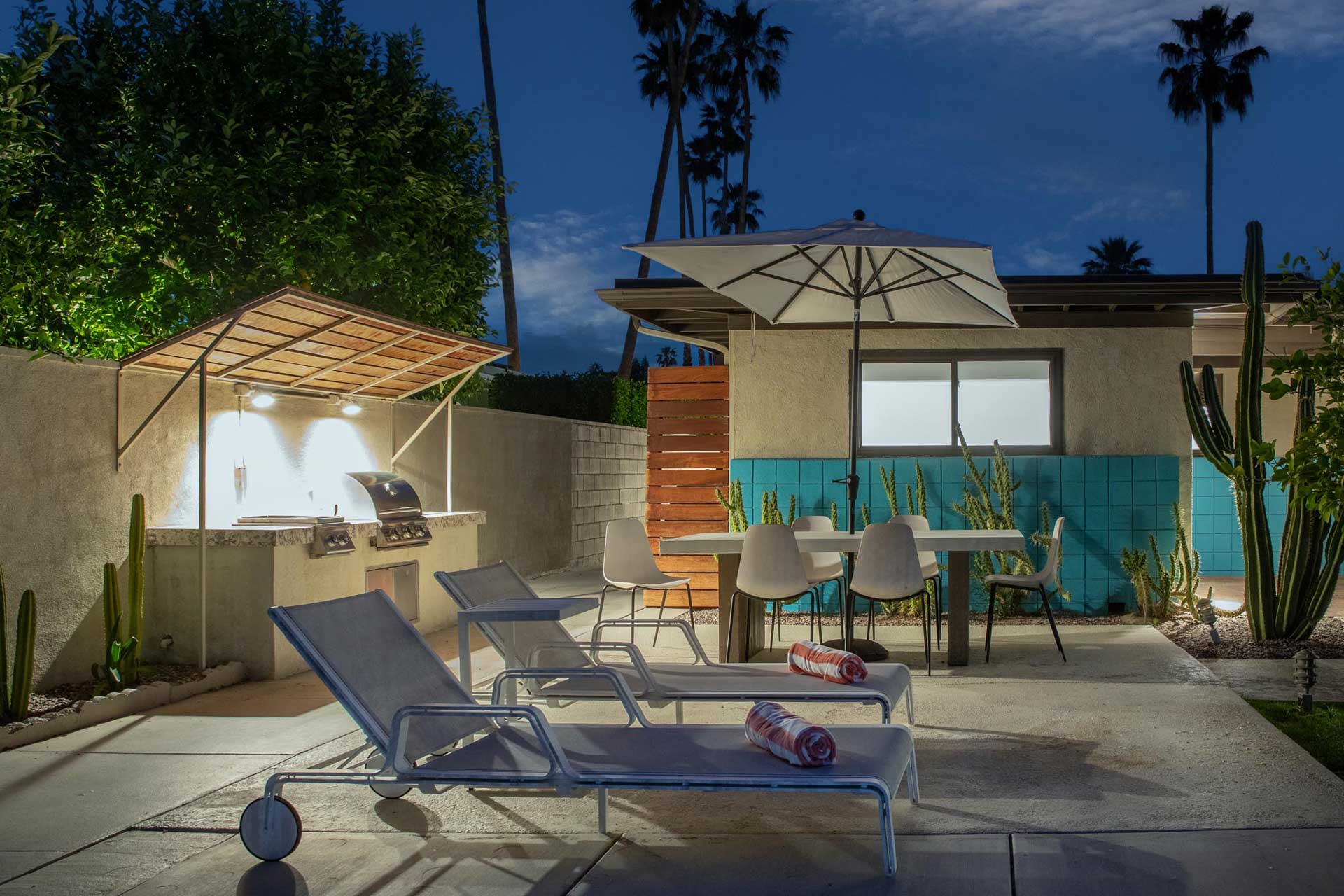 the-royal-singapore-palm-springs_house_california-usa_exterior-terrace-night.jpg