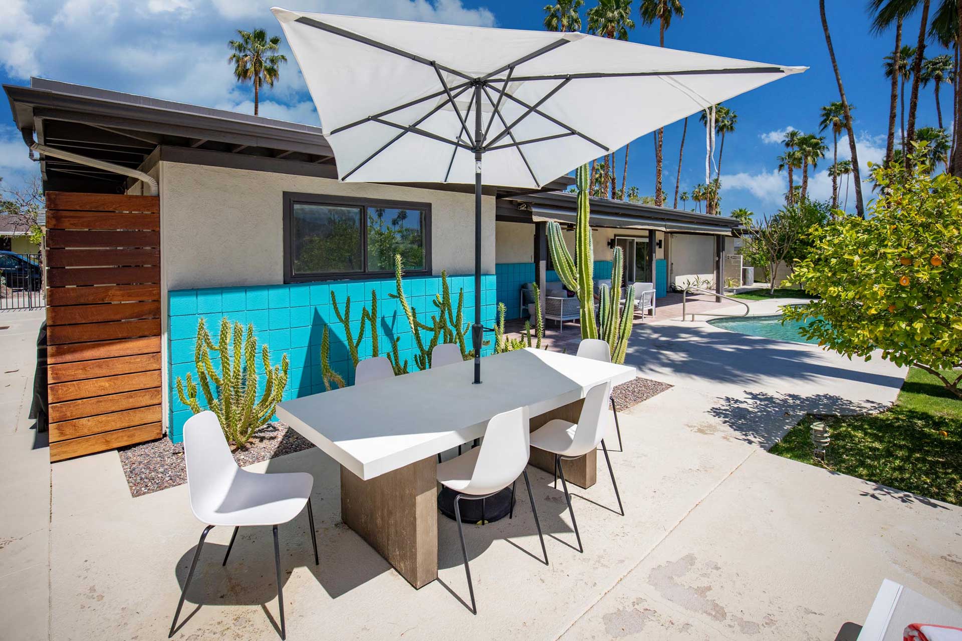 the-royal-singapore-palm-springs_house_california-usa_exterior-terrace-table.jpg