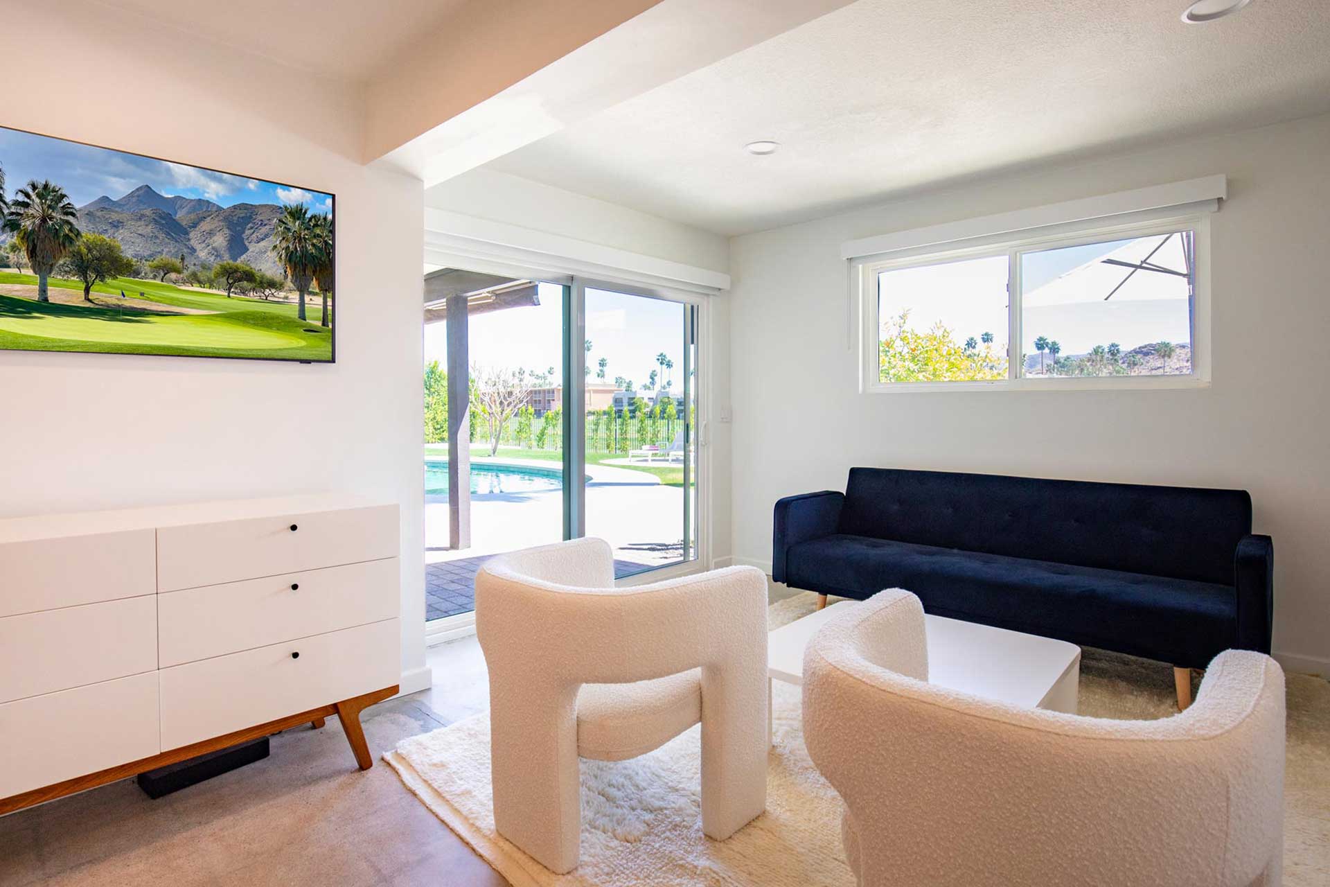 the-royal-singapore-palm-springs_house_california-usa_interior-bedroom-seating.jpg