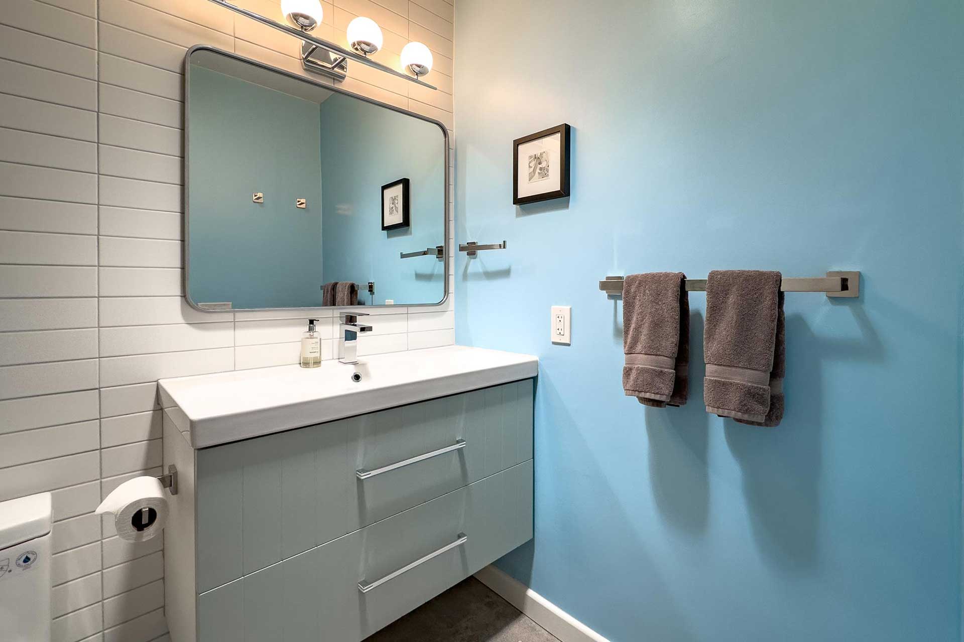 the-royal-singapore-palm-springs_house_california-usa_interior-blue-bathroom.jpg