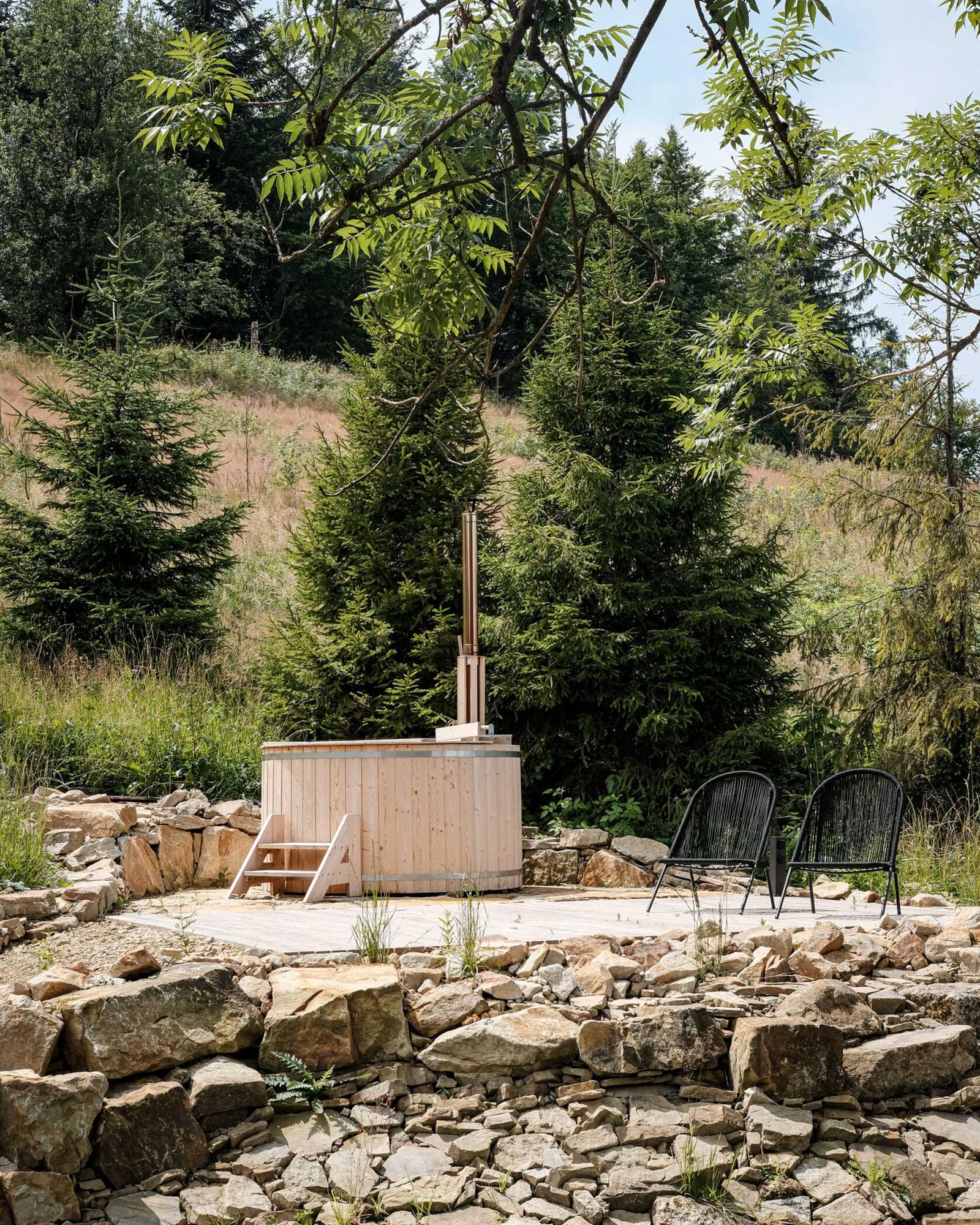 chata-pytlorka_house_navsi-czech-republic_exterior-jacuzzi.jpg