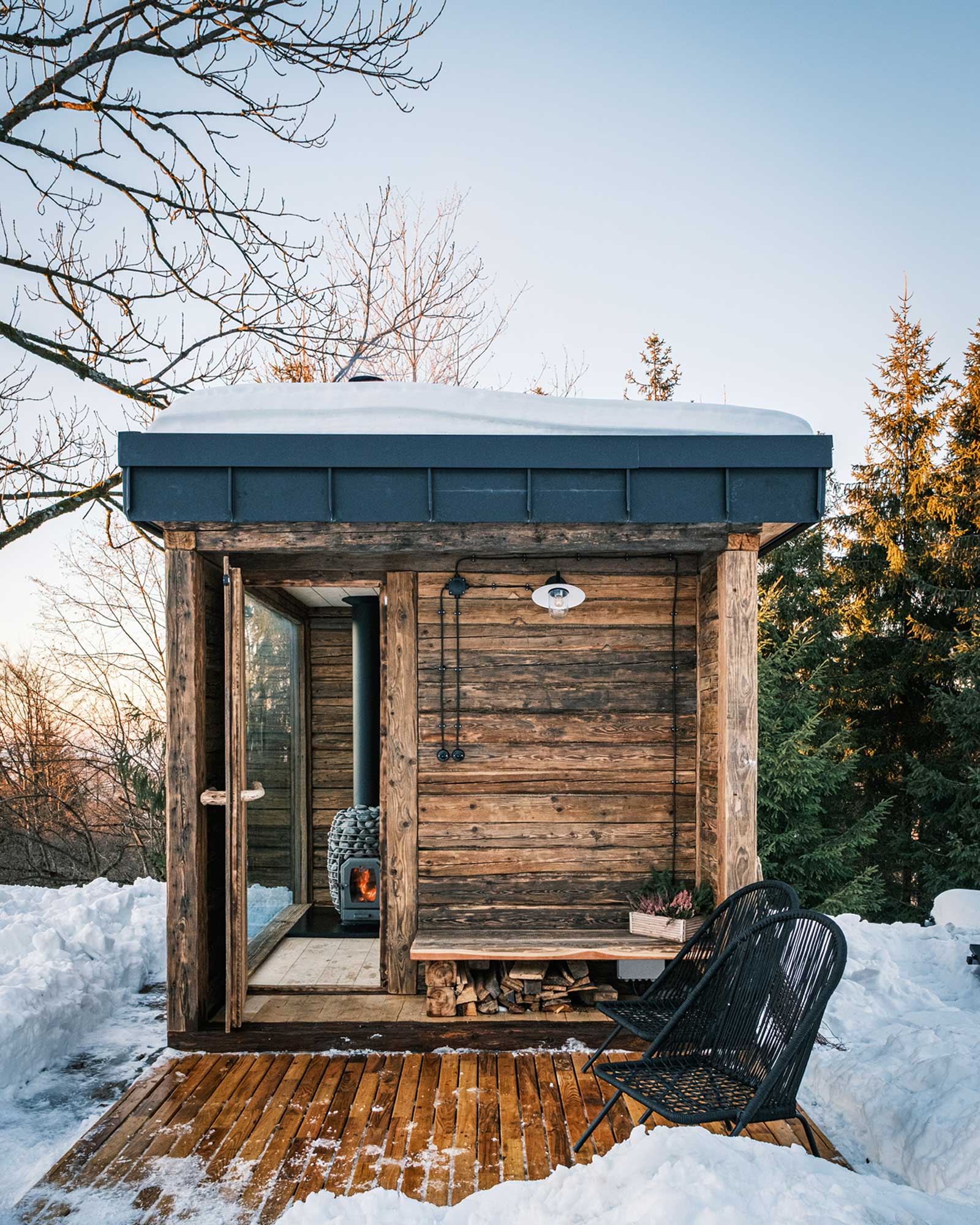 chata-pytlorka_house_navsi-czech-republic_exterior-sauna-snow.jpg