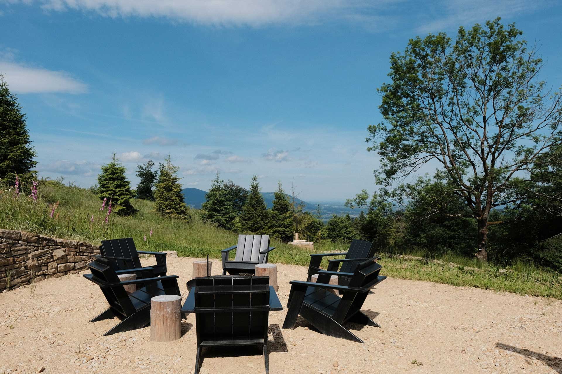 chata-pytlorka_house_navsi-czech-republic_exterior-seating.jpg