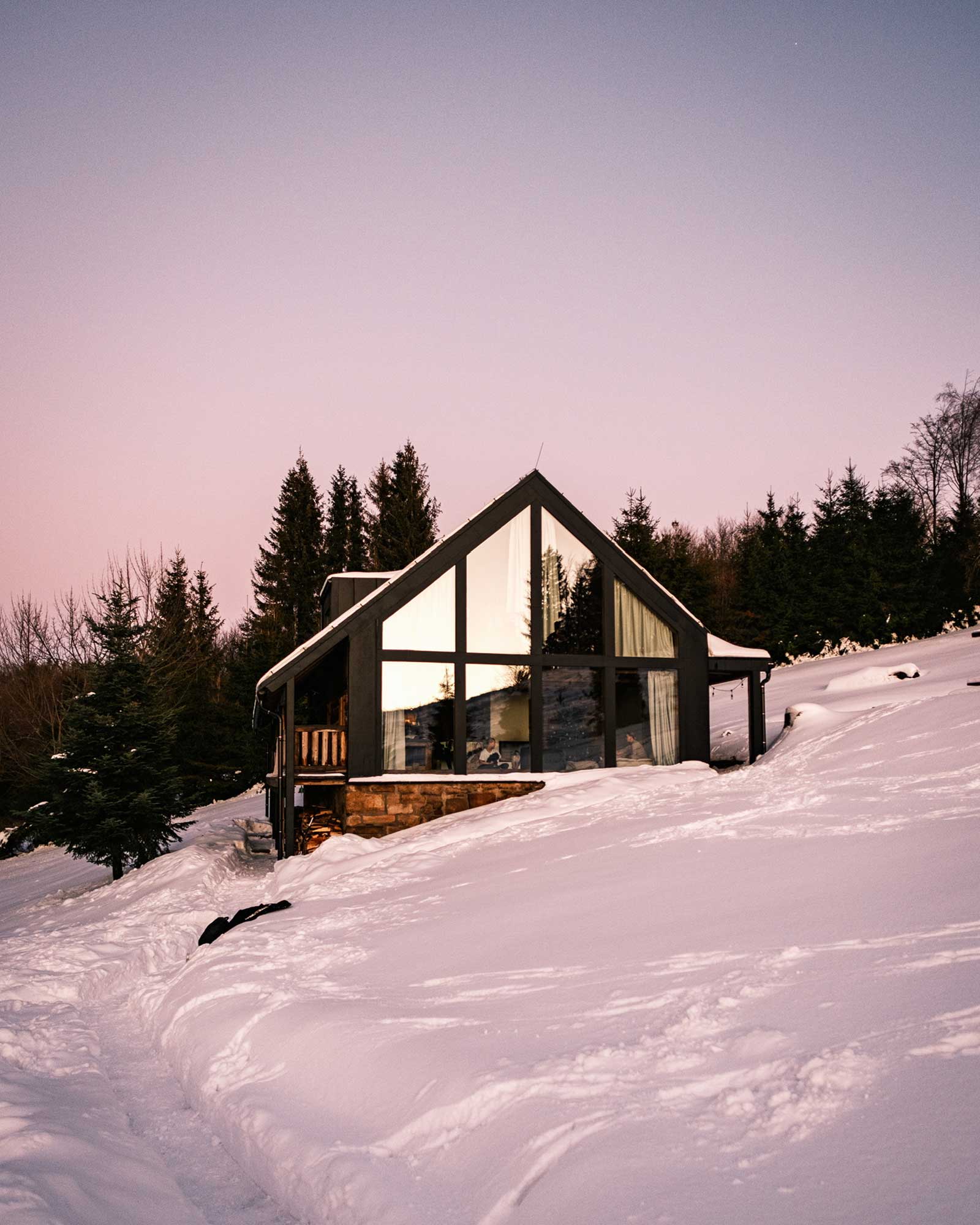 chata-pytlorka_house_navsi-czech-republic_exterior-sunset-facade.jpg