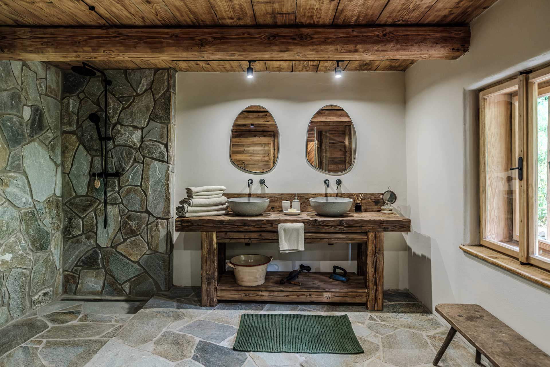chata-pytlorka_house_navsi-czech-republic_interior-bathroom.jpg