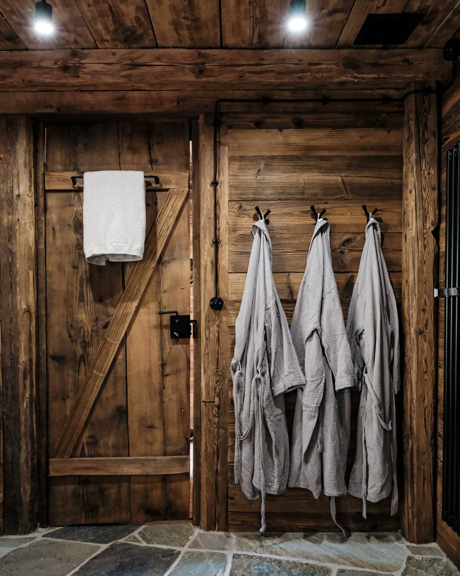 chata-pytlorka_house_navsi-czech-republic_interior-bathroom-towels.jpg