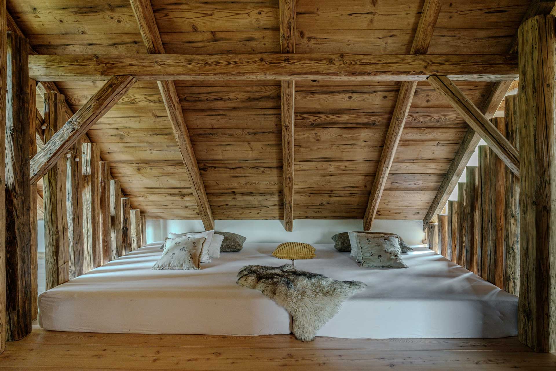 chata-pytlorka_house_navsi-czech-republic_interior-bed.jpg