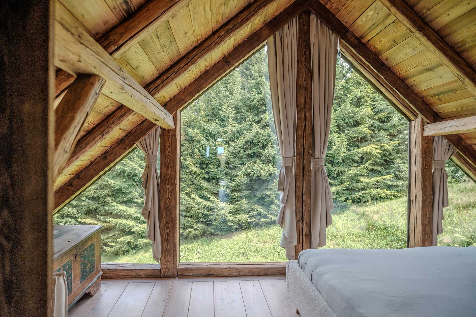 chata-pytlorka_house_navsi-czech-republic_interior-bedroom-view.jpg