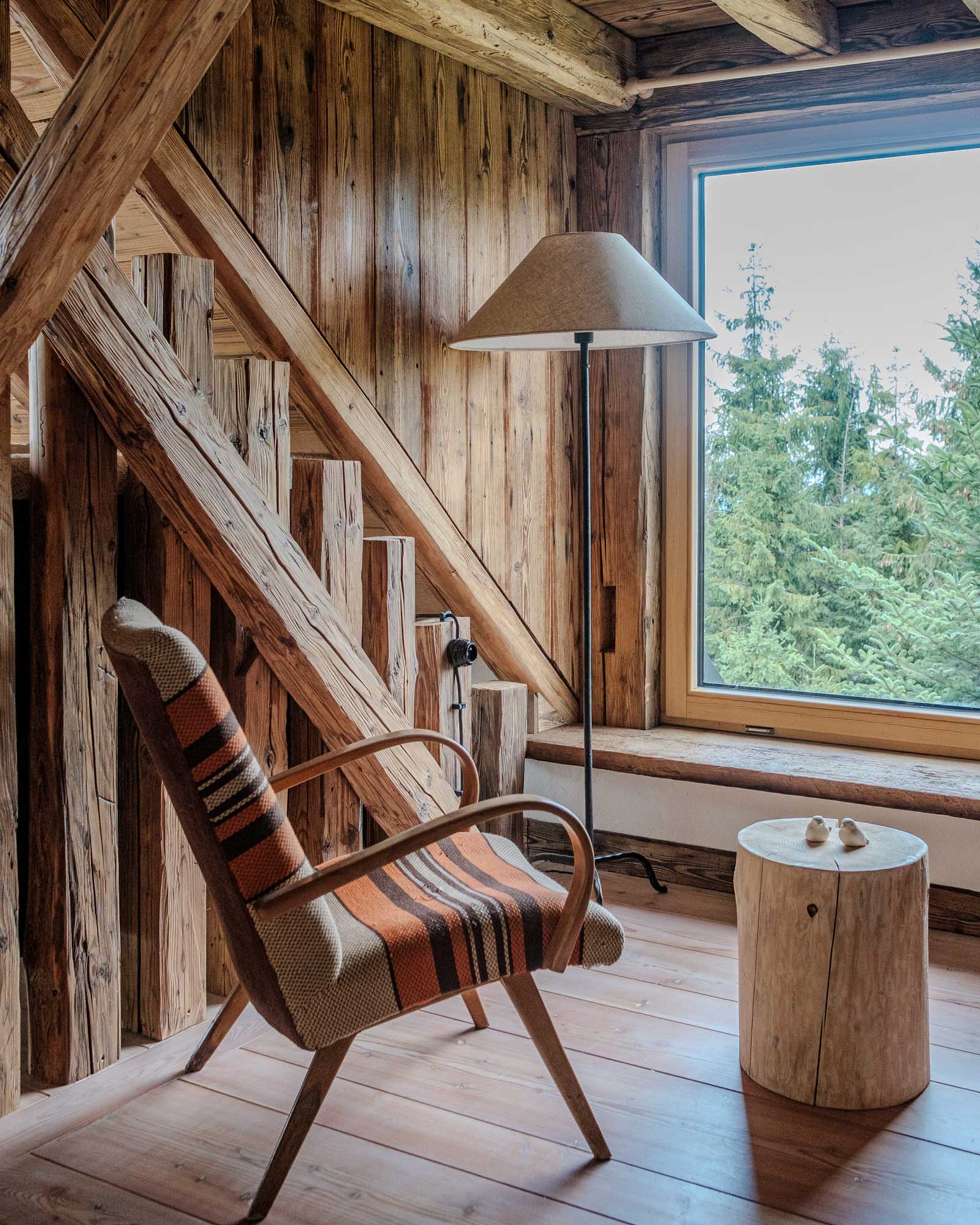 chata-pytlorka_house_navsi-czech-republic_interior-chair.jpg