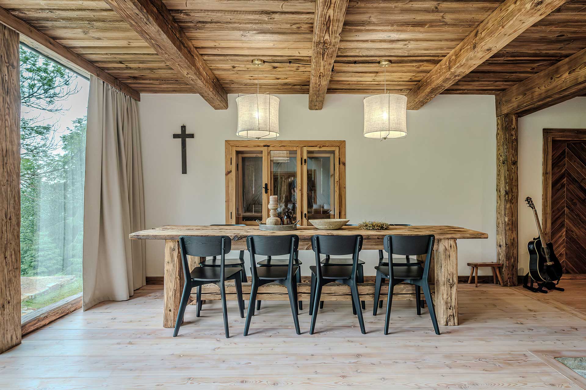 chata-pytlorka_house_navsi-czech-republic_interior-dining-table.jpg