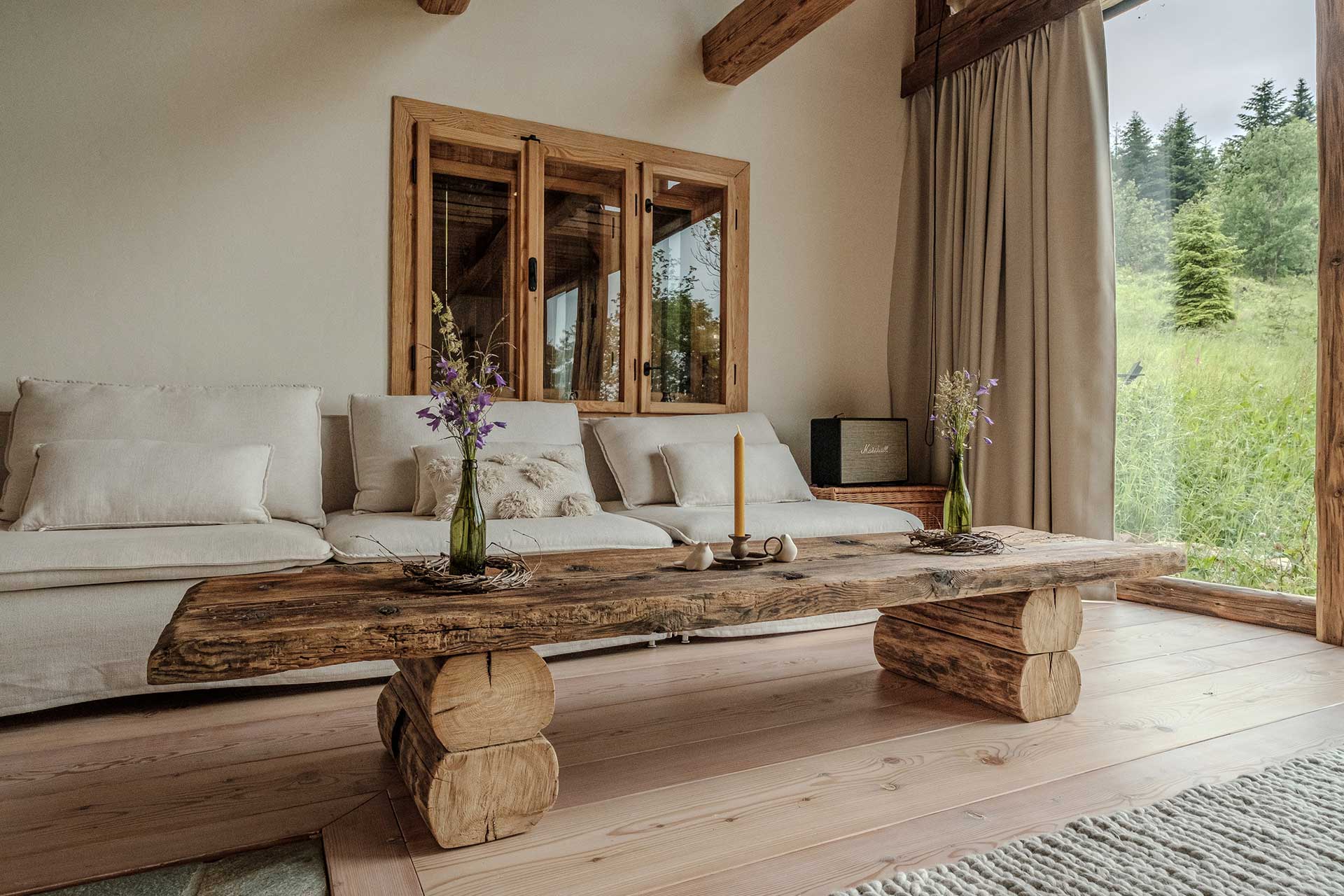 chata-pytlorka_house_navsi-czech-republic_interior-sofa.jpg