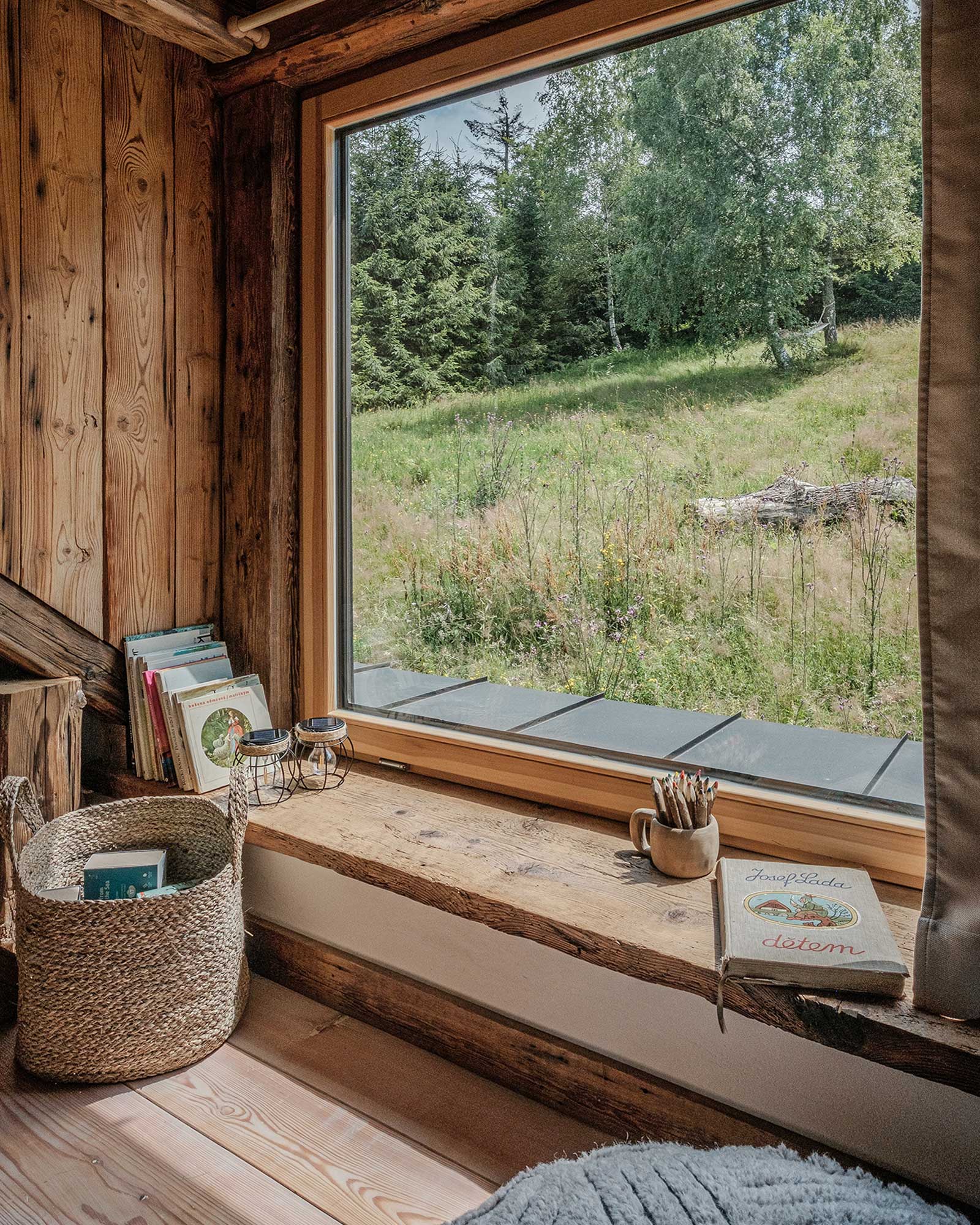 chata-pytlorka_house_navsi-czech-republic_interior-window.jpg