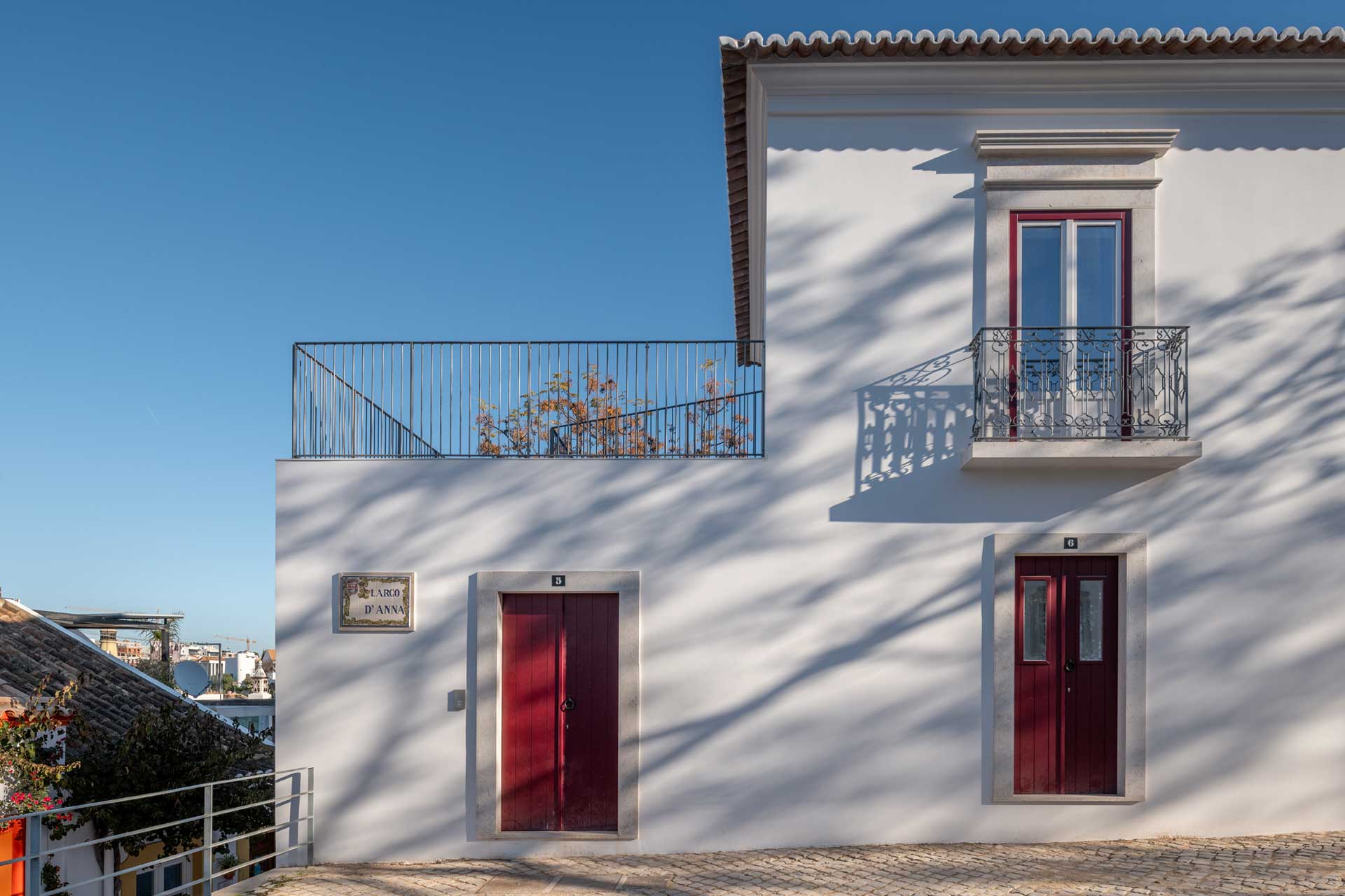 dona-ana-house_house_faro-portugal_exterior-facade-detail.jpg