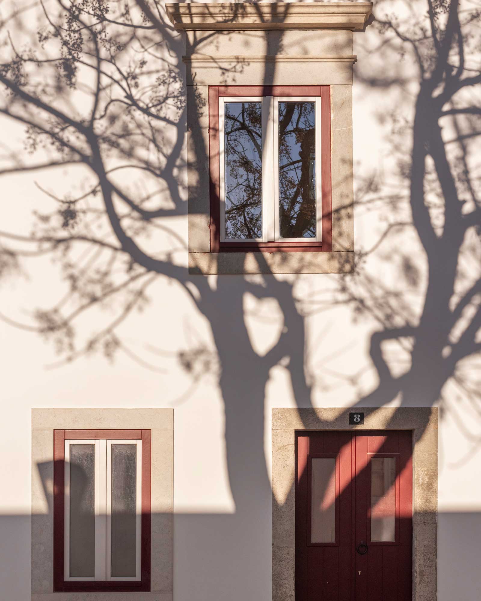dona-ana-house_house_faro-portugal_exterior-facade-shadow.jpg