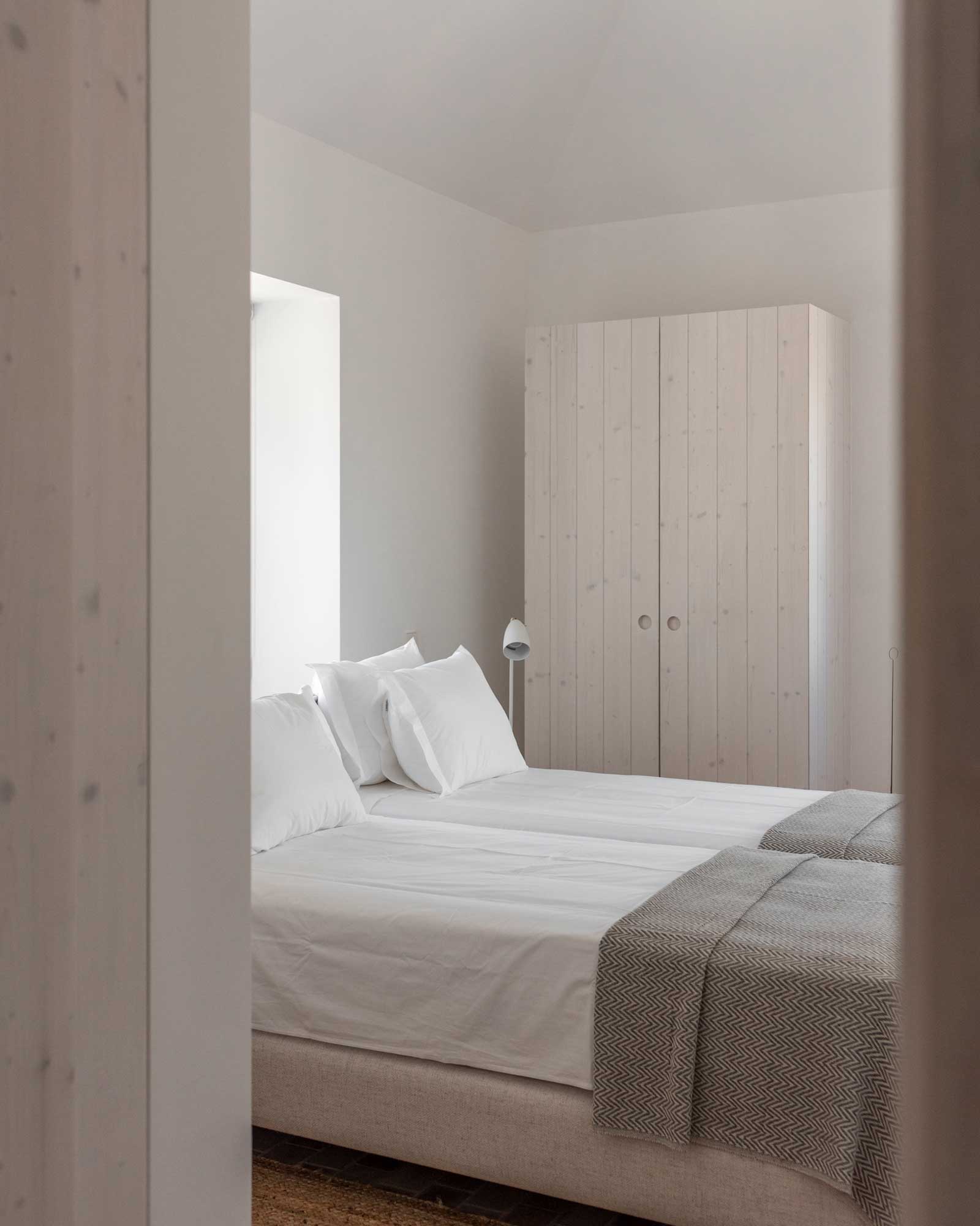 dona-ana-house_house_faro-portugal_interior-bedroom.jpg