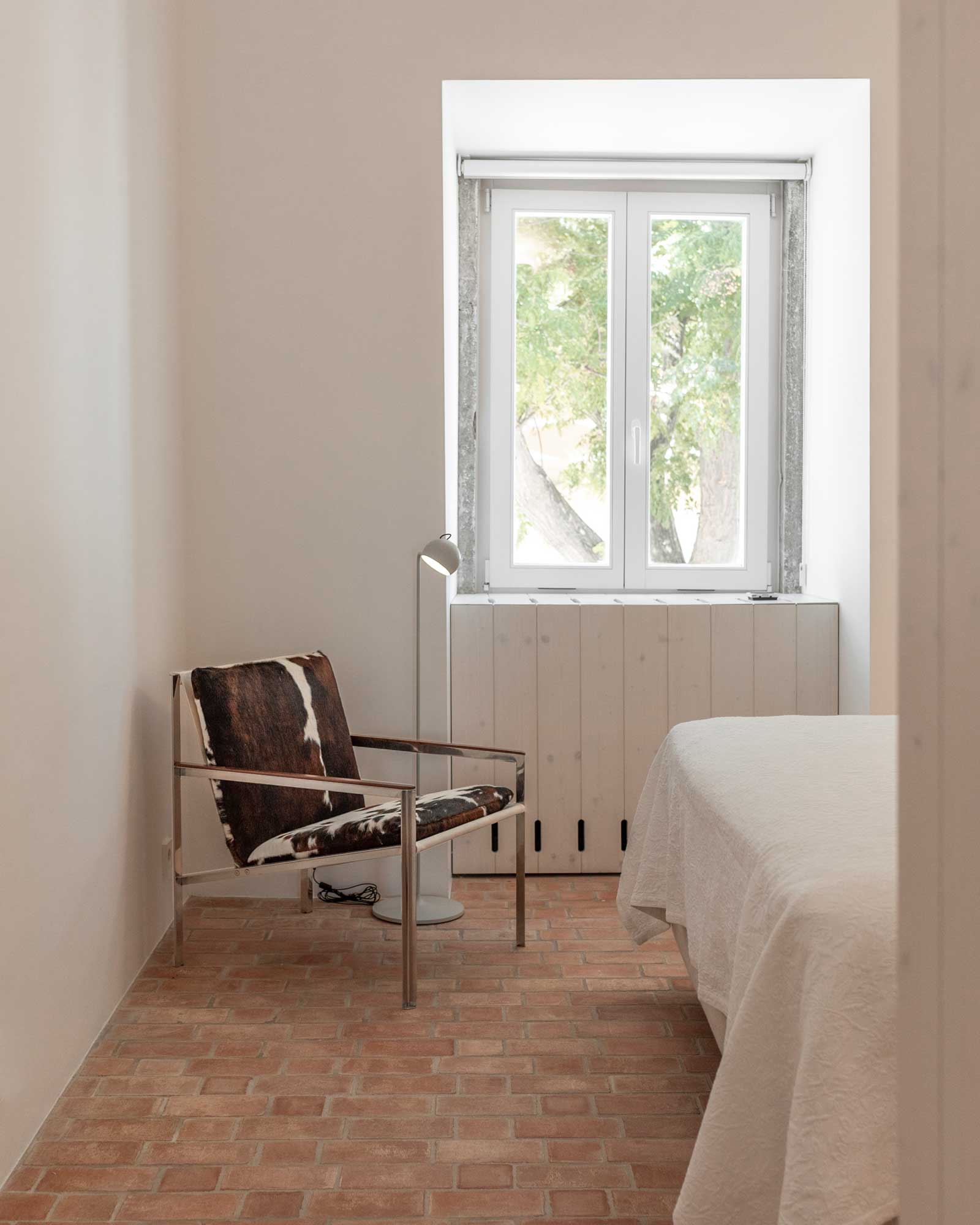 dona-ana-house_house_faro-portugal_interior-chair.jpg