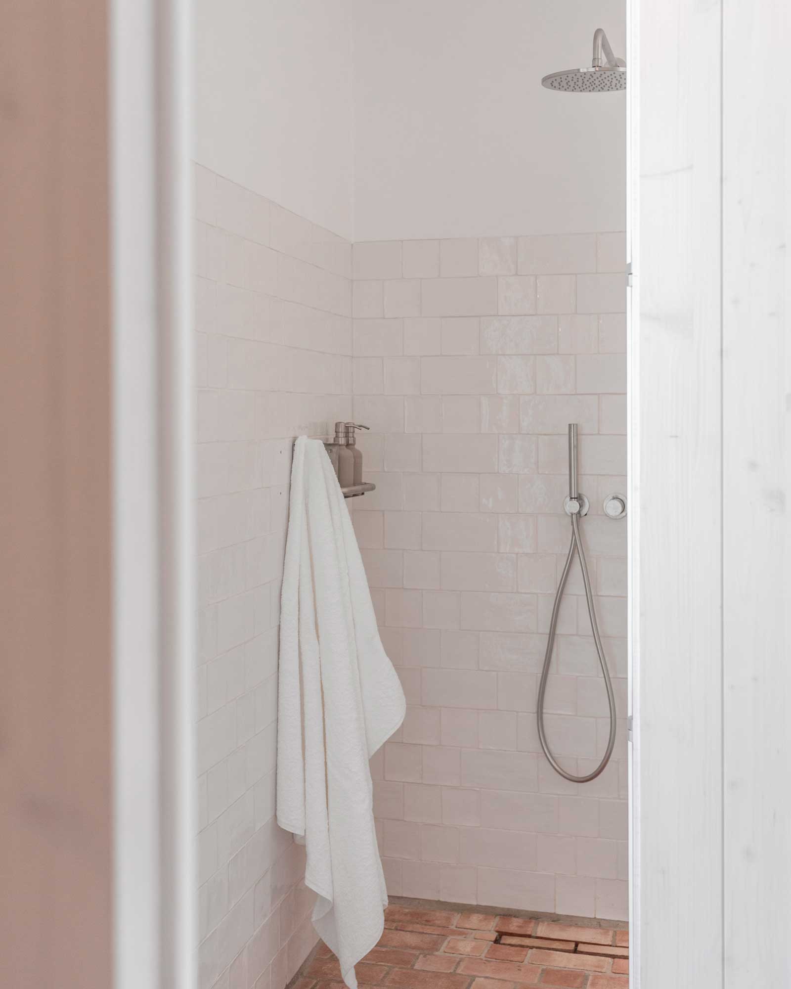 dona-ana-house_house_faro-portugal_interior-shower-design.jpg