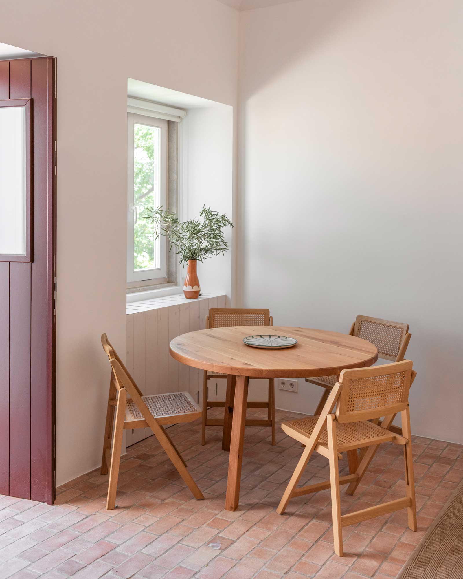 dona-ana-house_house_faro-portugal_interior-table.jpg