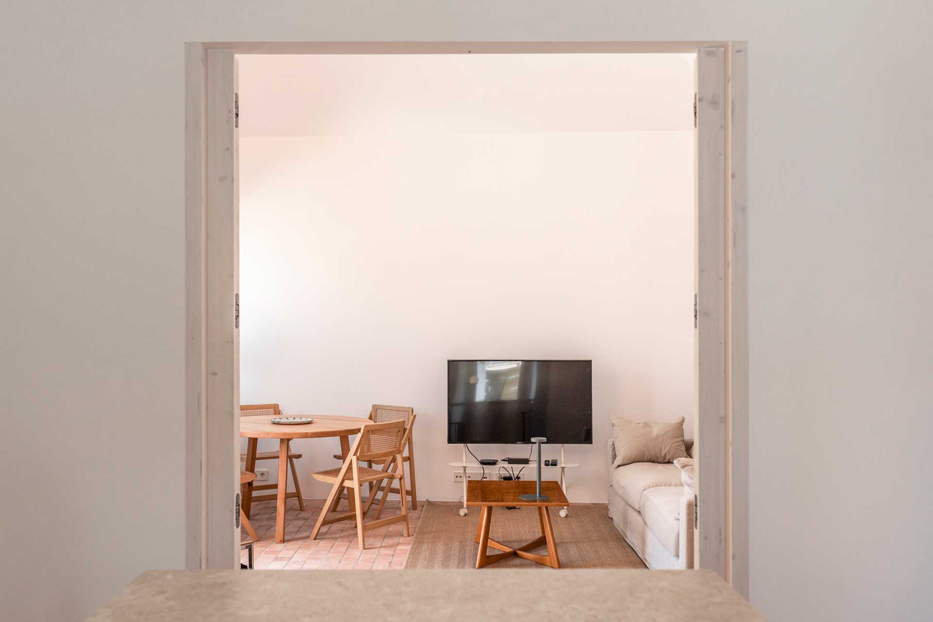 dona-ana-house_house_faro-portugal_interior-tv.jpg