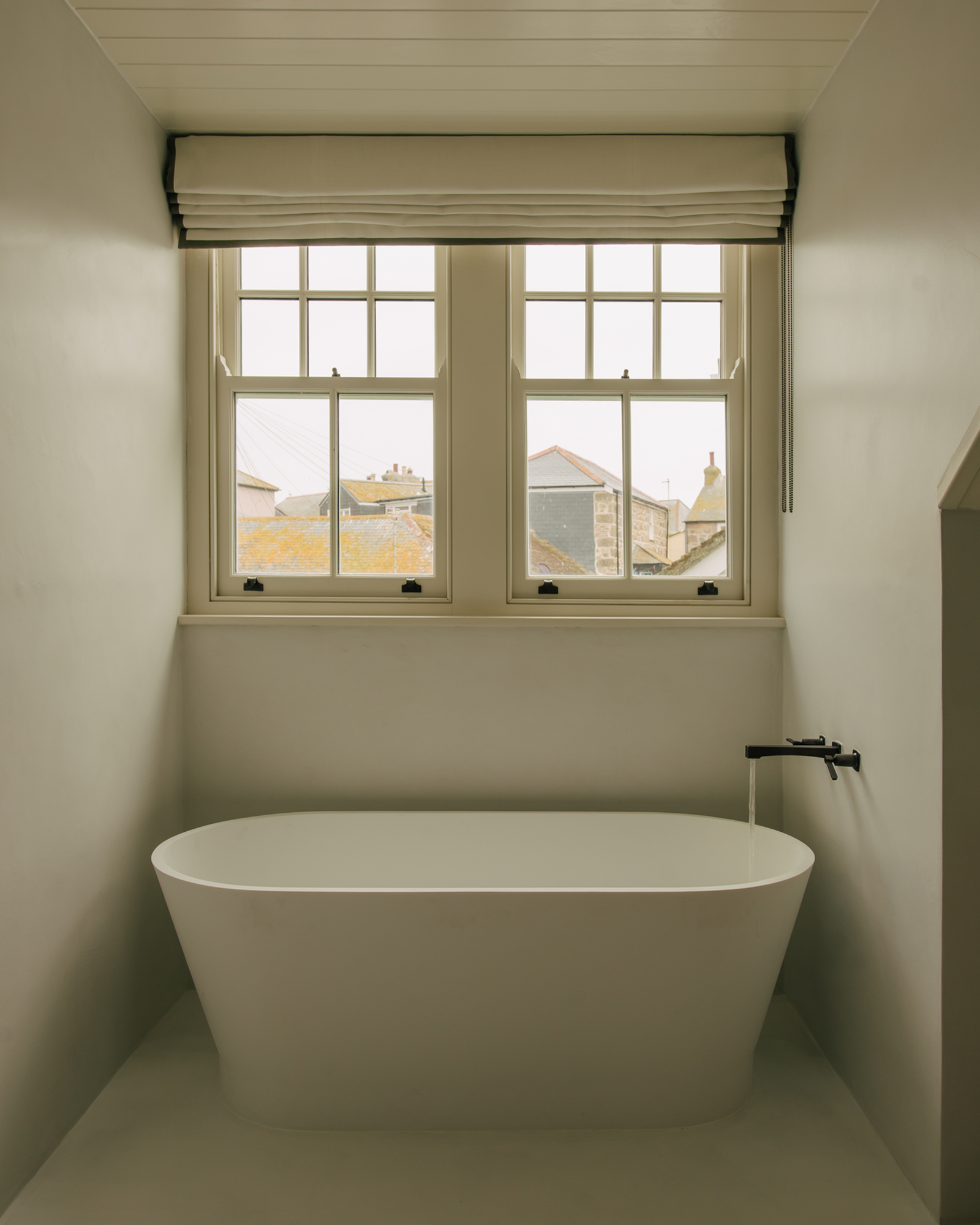 seaside-cottage-in-st-ives_cottage_st-yves-england-uk_interior-bathtub.jpg