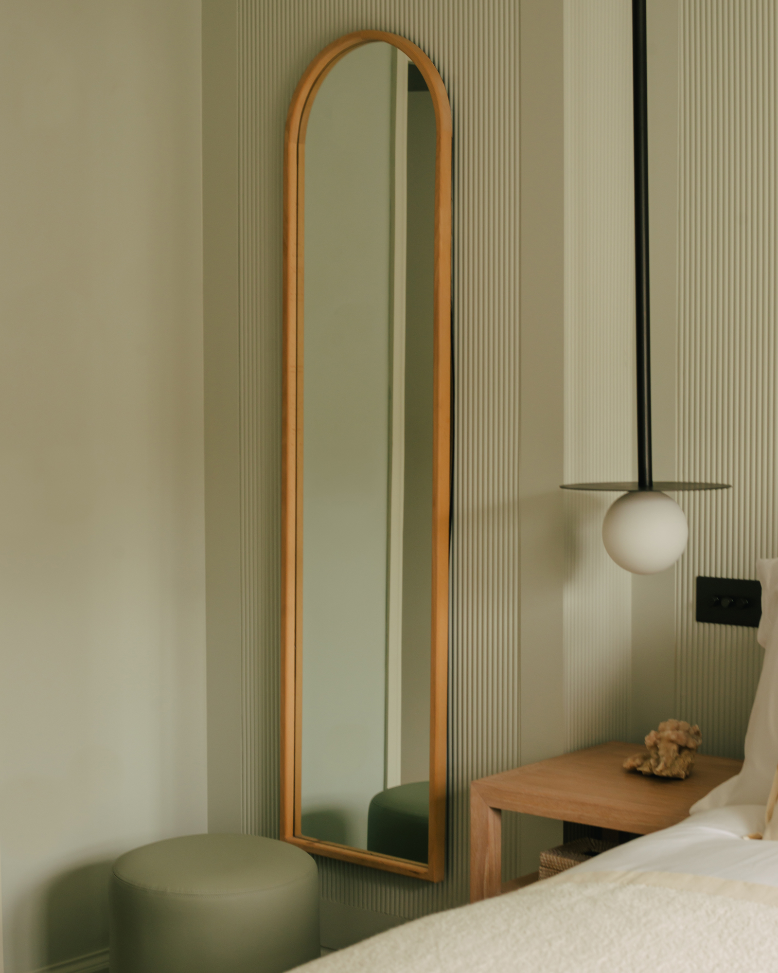 seaside-cottage-in-st-ives_cottage_st-yves-england-uk_interior-bedroom-mirror.jpg