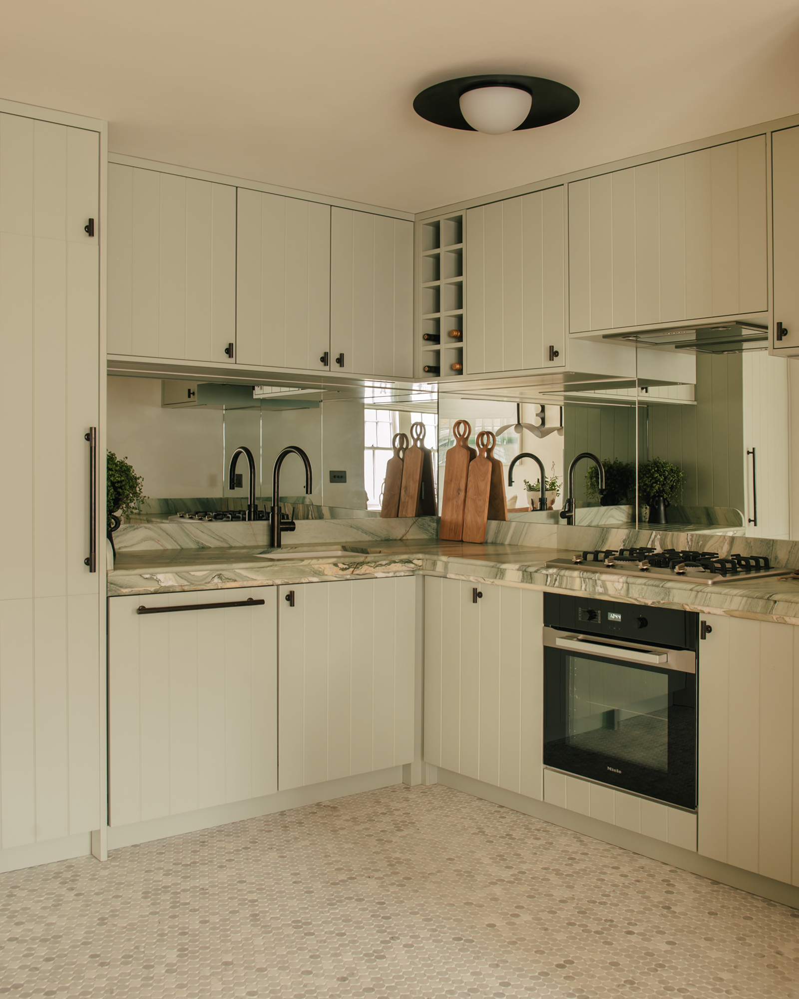 seaside-cottage-in-st-ives_cottage_st-yves-england-uk_interior-kitchen.jpg