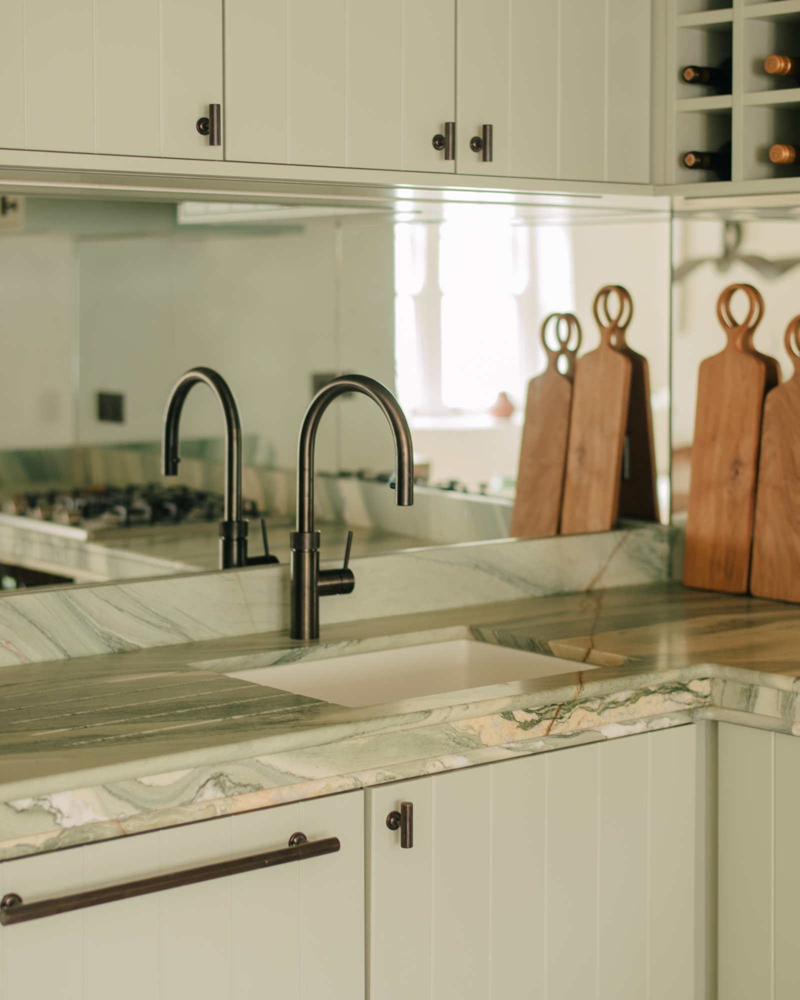 seaside-cottage-in-st-ives_cottage_st-yves-england-uk_interior-kitchen-detail.jpg