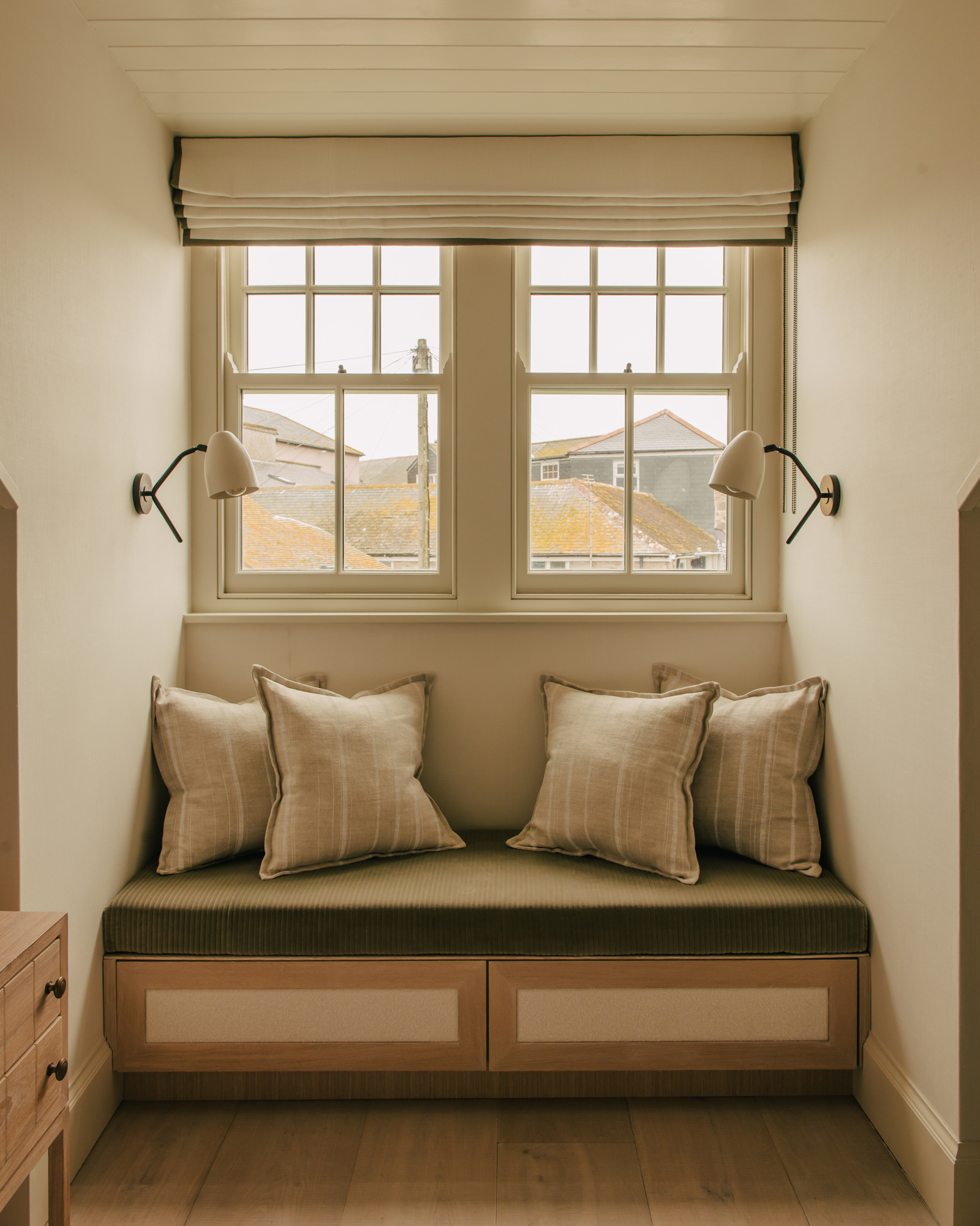 seaside-cottage-in-st-ives_cottage_st-yves-england-uk_interior-window-design.jpg
