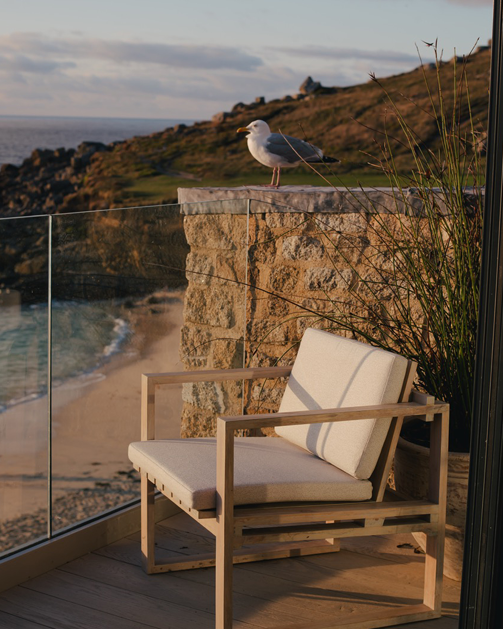 st-ives-beachfront-penthouse_penthouse_st-ives-england-uk_exterior-chair.jpg