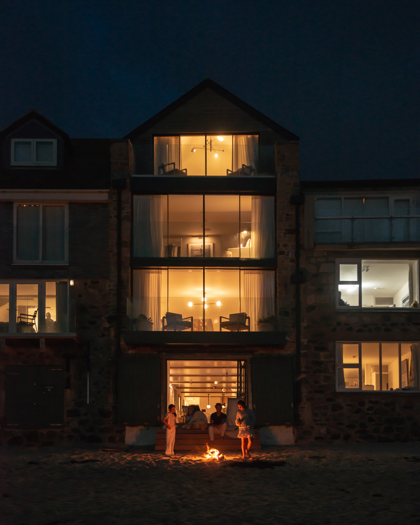 st-ives-beachfront-penthouse_penthouse_st-ives-england-uk_exterior-night.jpg