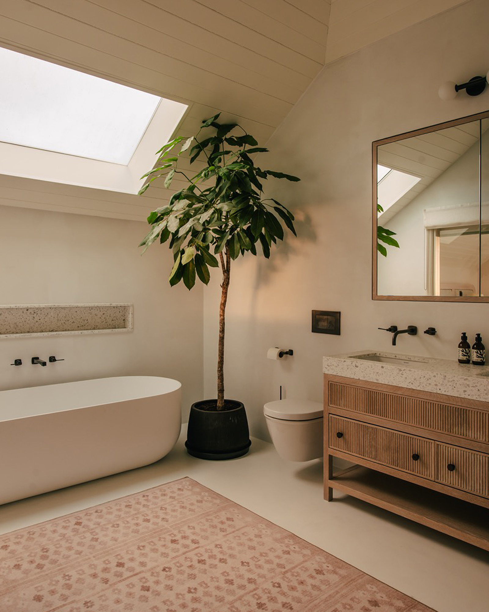 st-ives-beachfront-penthouse_penthouse_st-ives-england-uk_interior-bath-tub.jpg