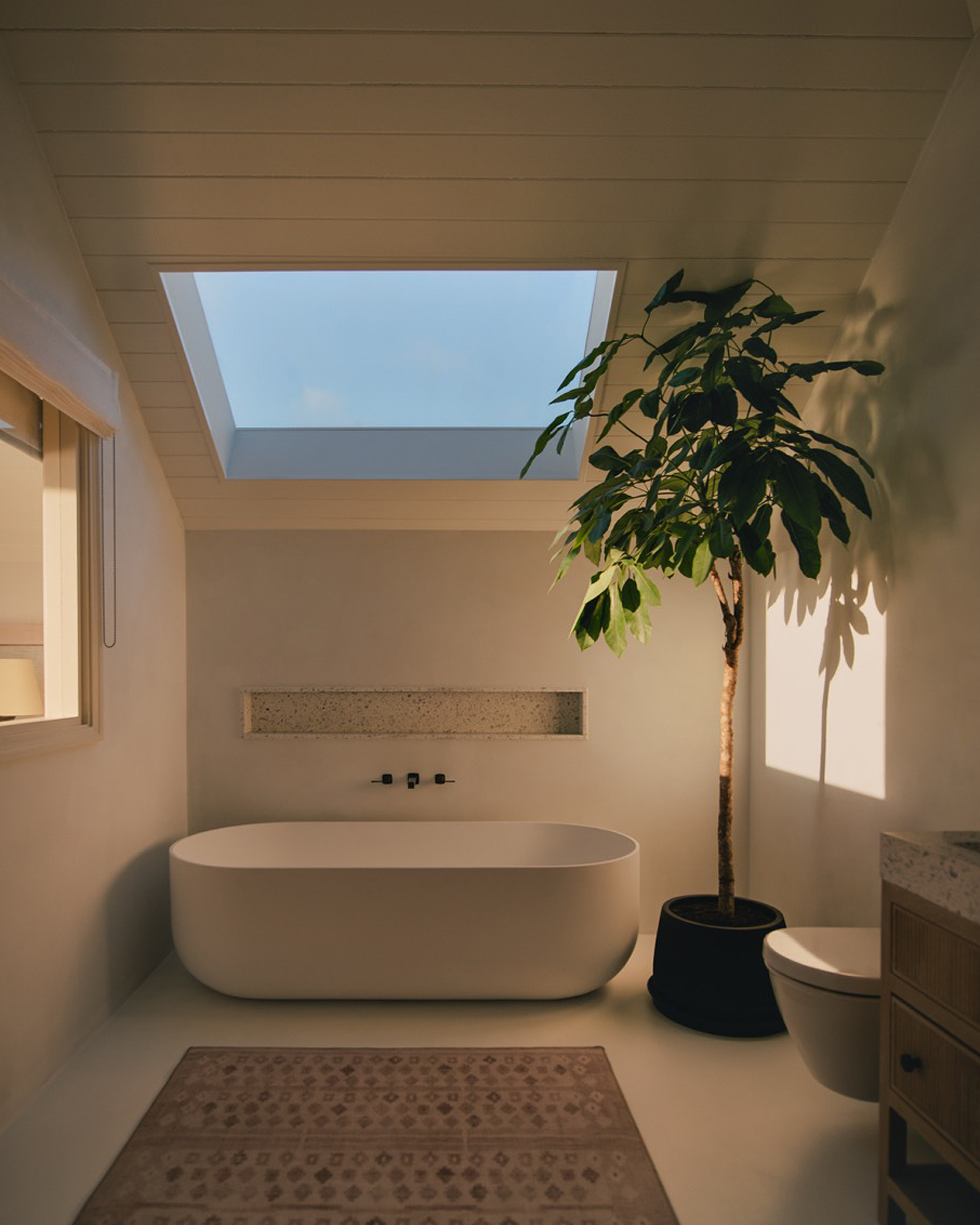 st-ives-beachfront-penthouse_penthouse_st-ives-england-uk_interior-bathtub.jpg