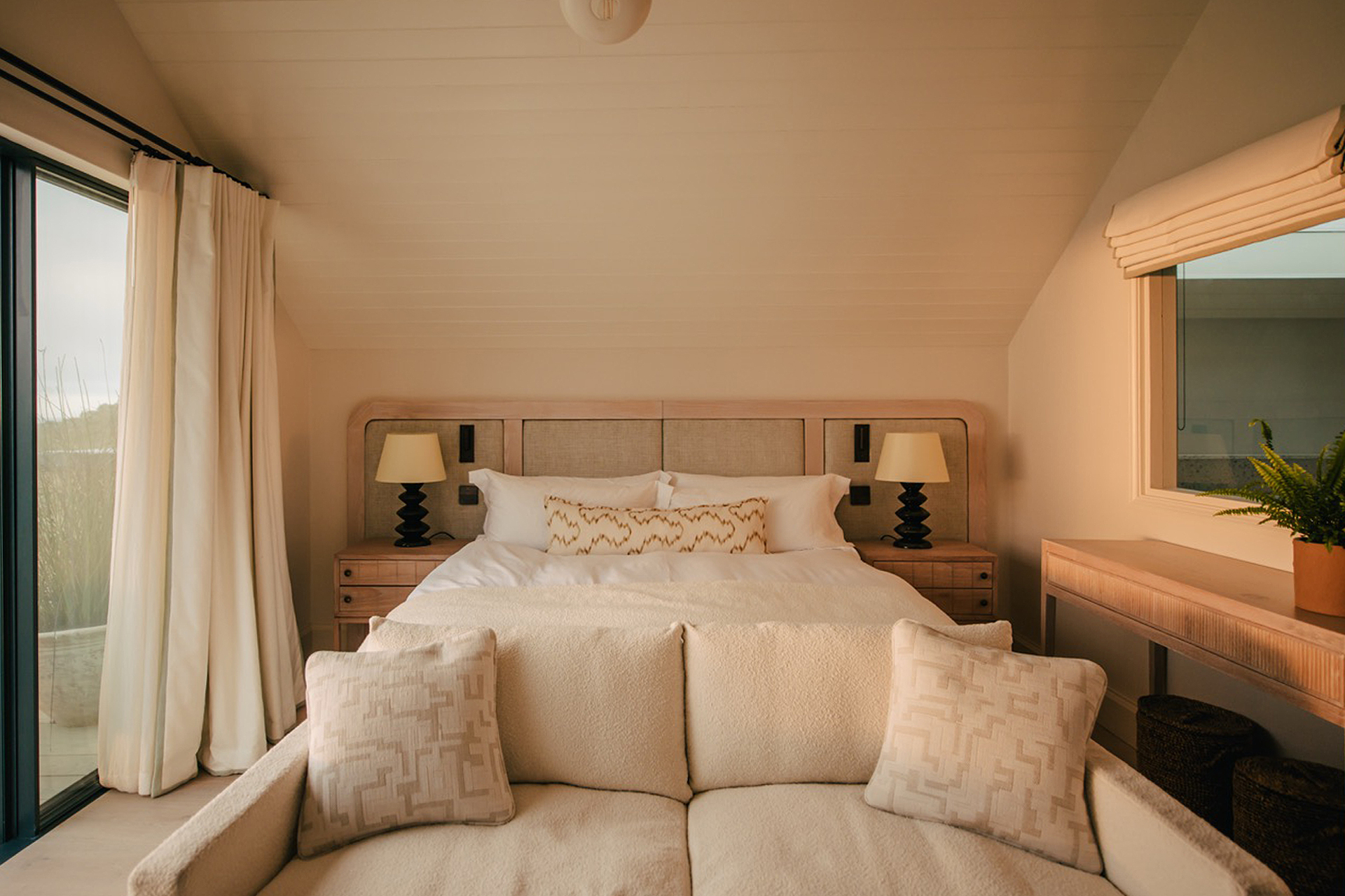 st-ives-beachfront-penthouse_penthouse_st-ives-england-uk_interior-bed-room-design.jpg
