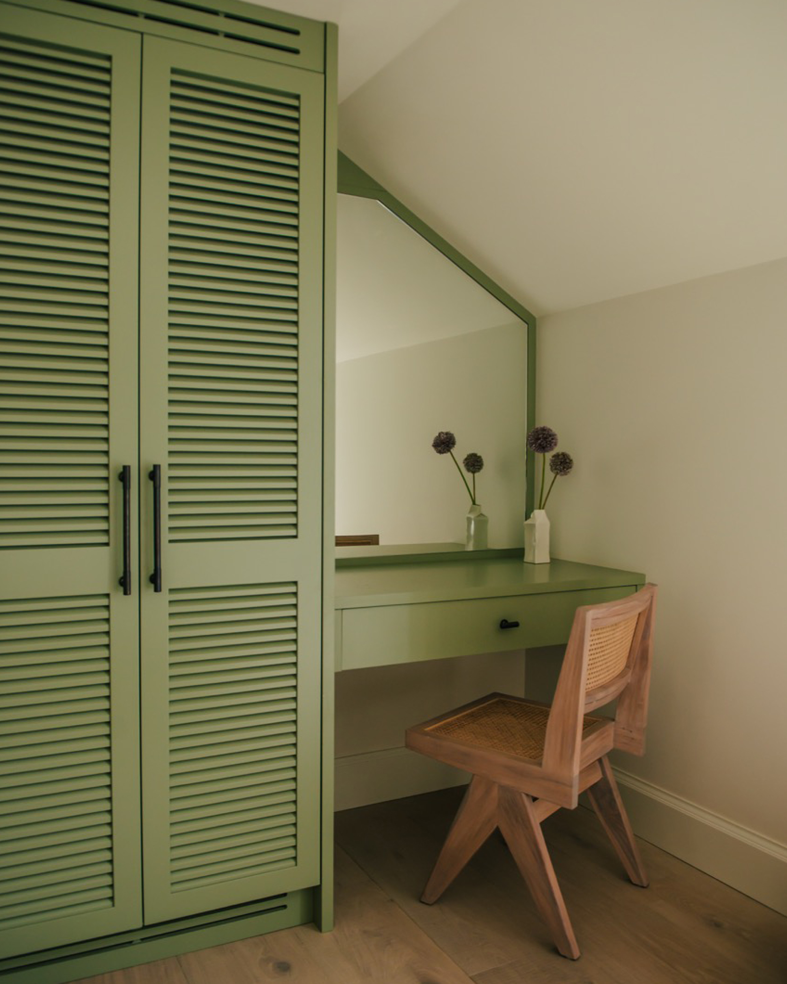 st-ives-beachfront-penthouse_penthouse_st-ives-england-uk_interior-desk.jpg