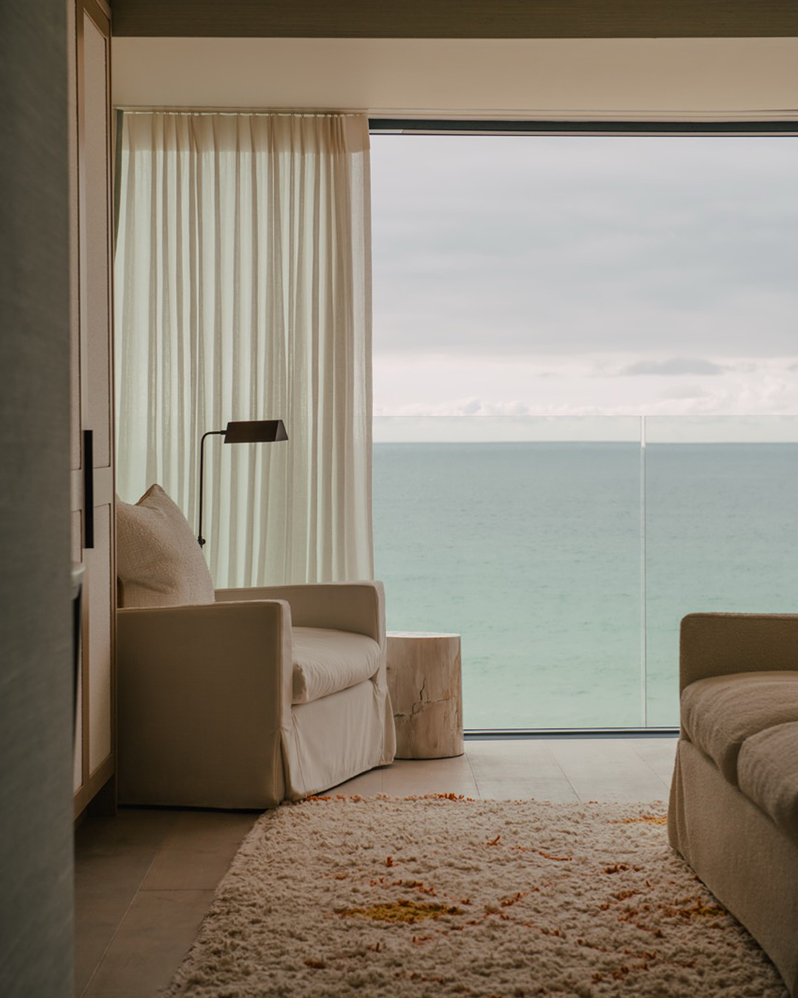 st-ives-beachfront-penthouse_penthouse_st-ives-england-uk_interior-detail-view.jpg