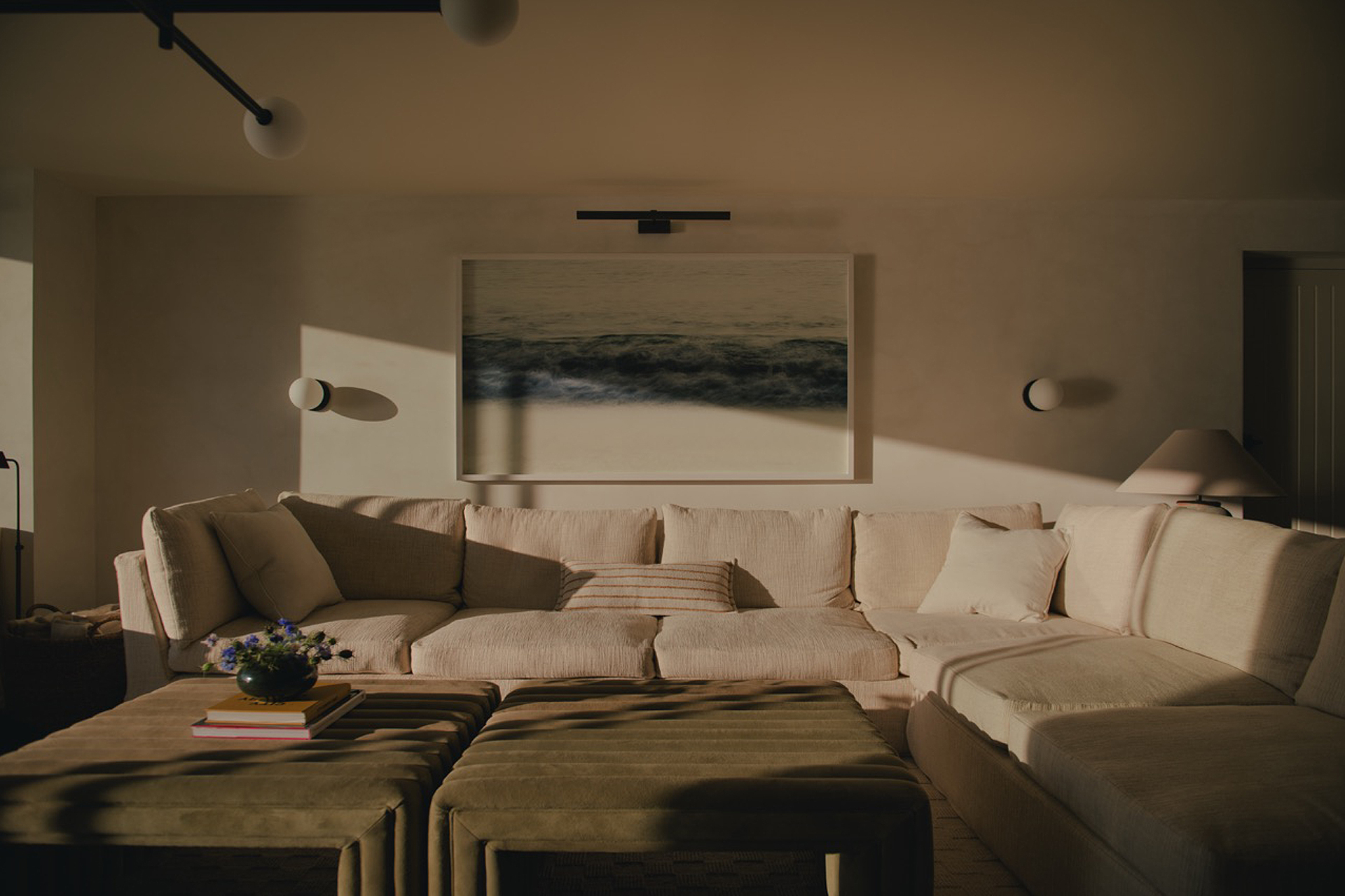 st-ives-beachfront-penthouse_penthouse_st-ives-england-uk_interior-sofa.jpg