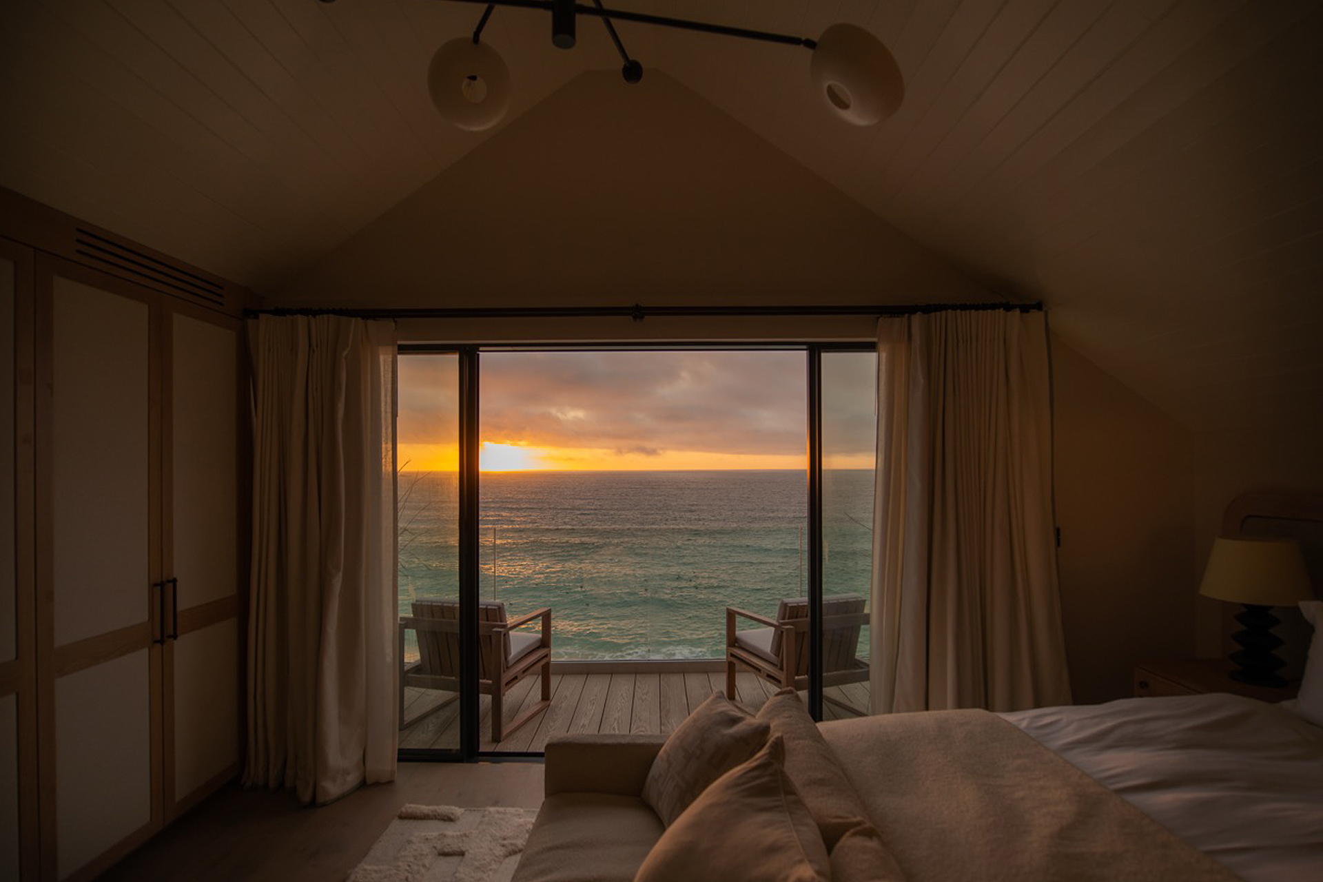 st-ives-beachfront-penthouse_penthouse_st-ives-england-uk_interior-view.jpg